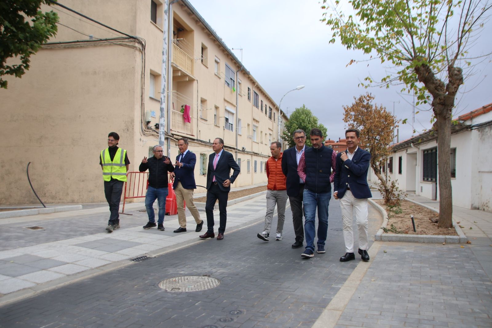 El alcalde de Salamanca, Carlos García Carbayo, visita las obras de urbanización del barrio La Vega