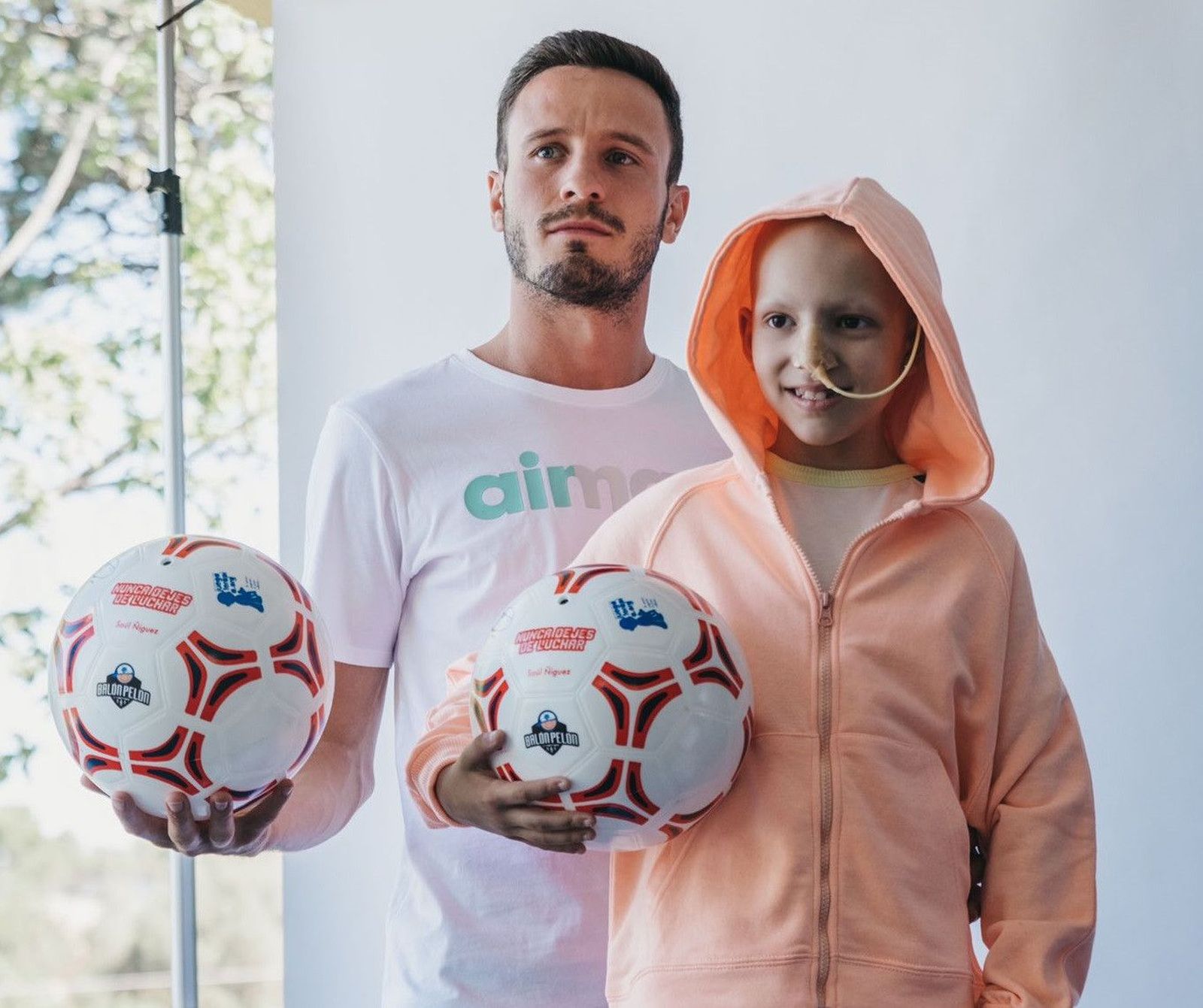 María Caamaño en el anuncio del ‘balón pelón’ que golea al cáncer infantil