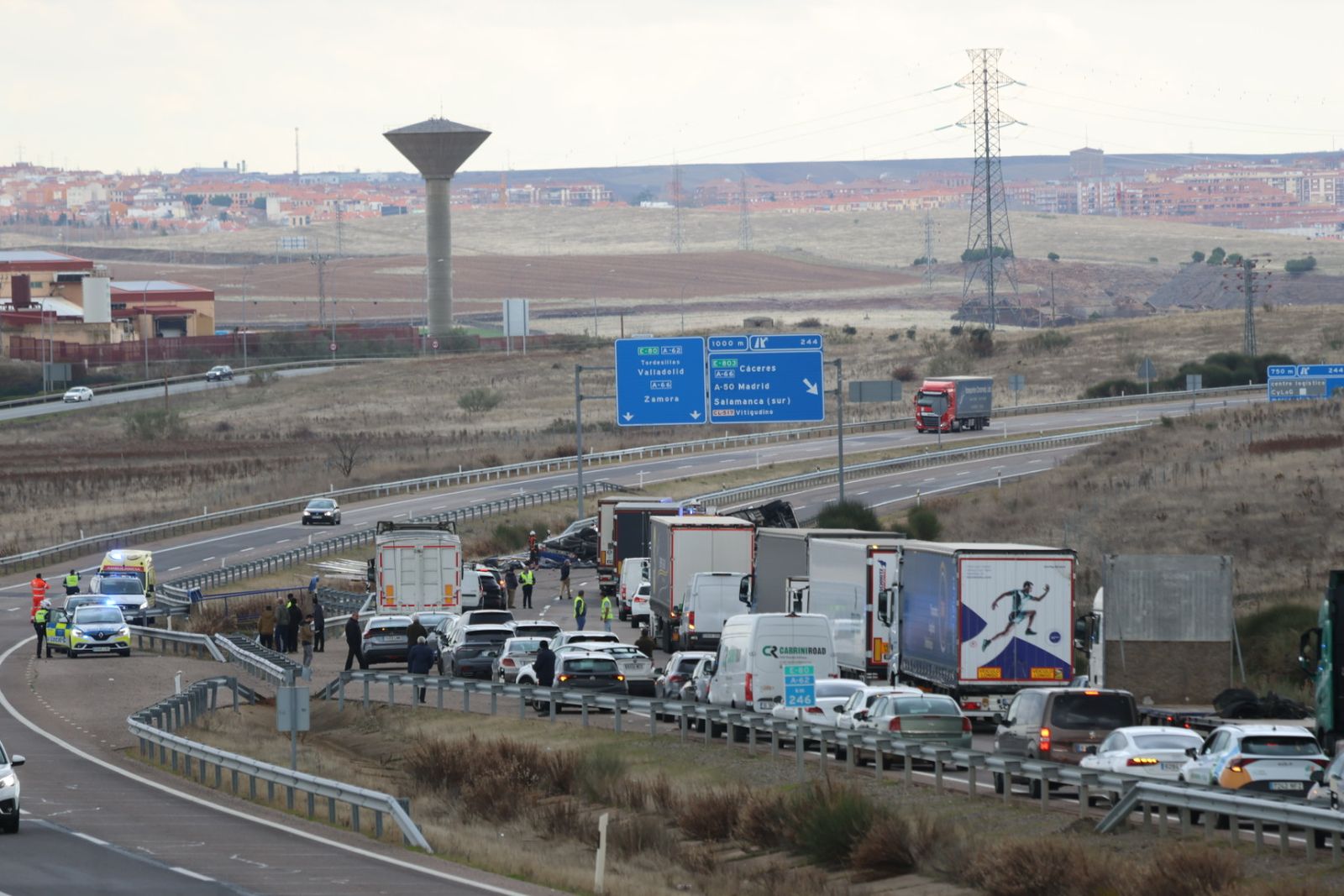 Un camión vuelca en la A-62 tras un accidente y corta la autovía a su paso por Salamanca