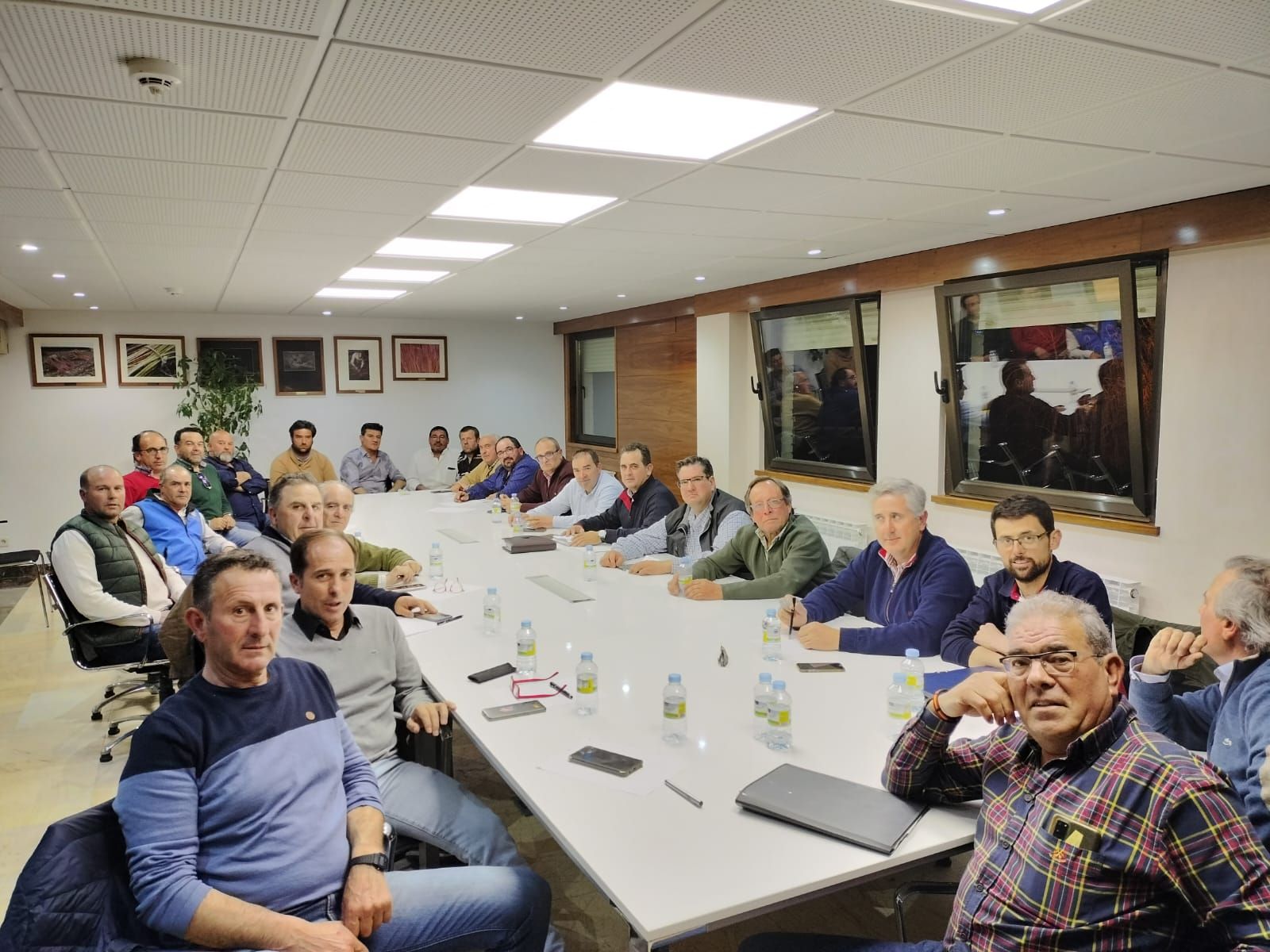 El sector ganadero de la provincia de Salamanca en una reunión en el mercado de ganados 