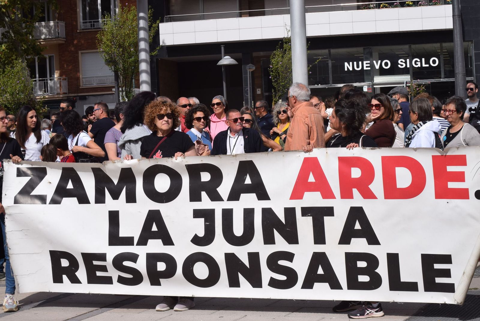 Concentración para reclamar "respeto y justicia" para Zamora tras los incendios