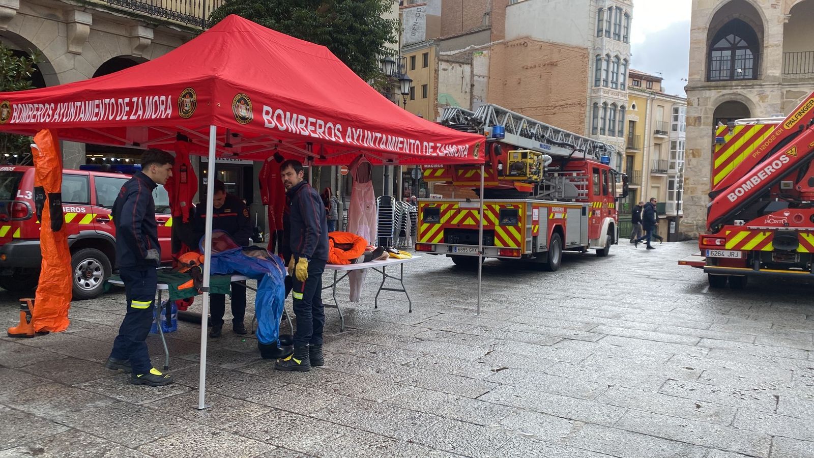 Exposición de los bomberos en la Plaza Mayor (1)