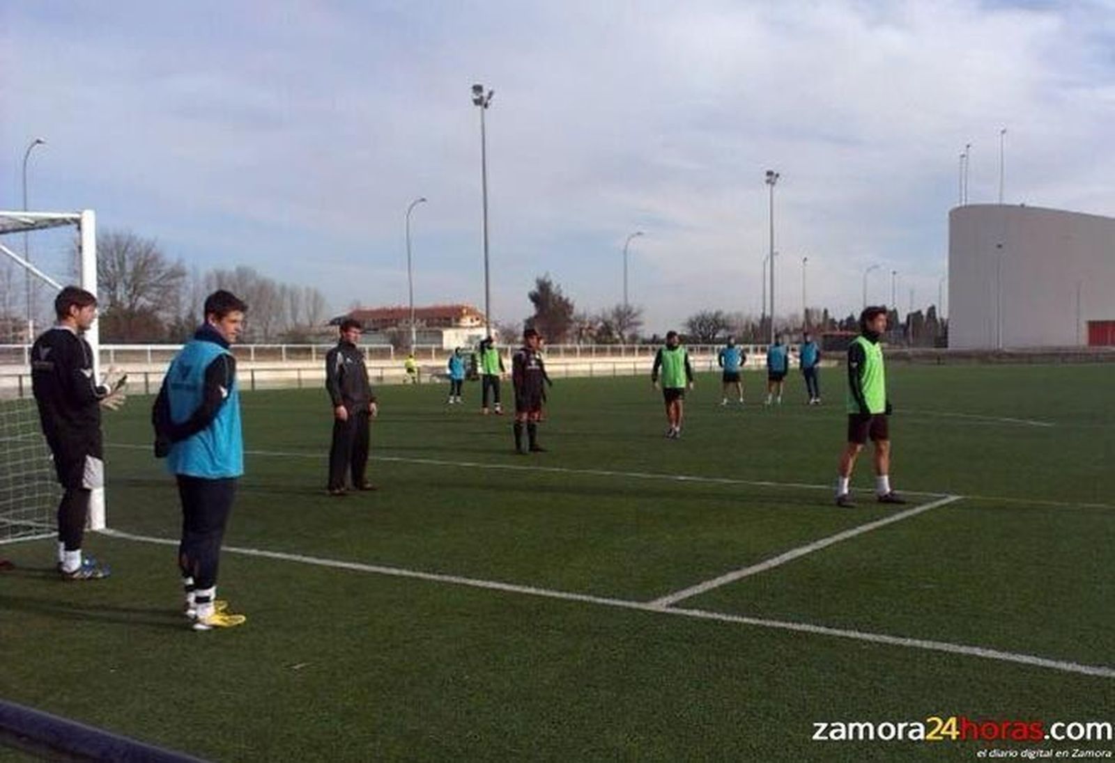 El Zamora se ejercita en el campo de césped artificial para preparar el duelo ante el Caudal