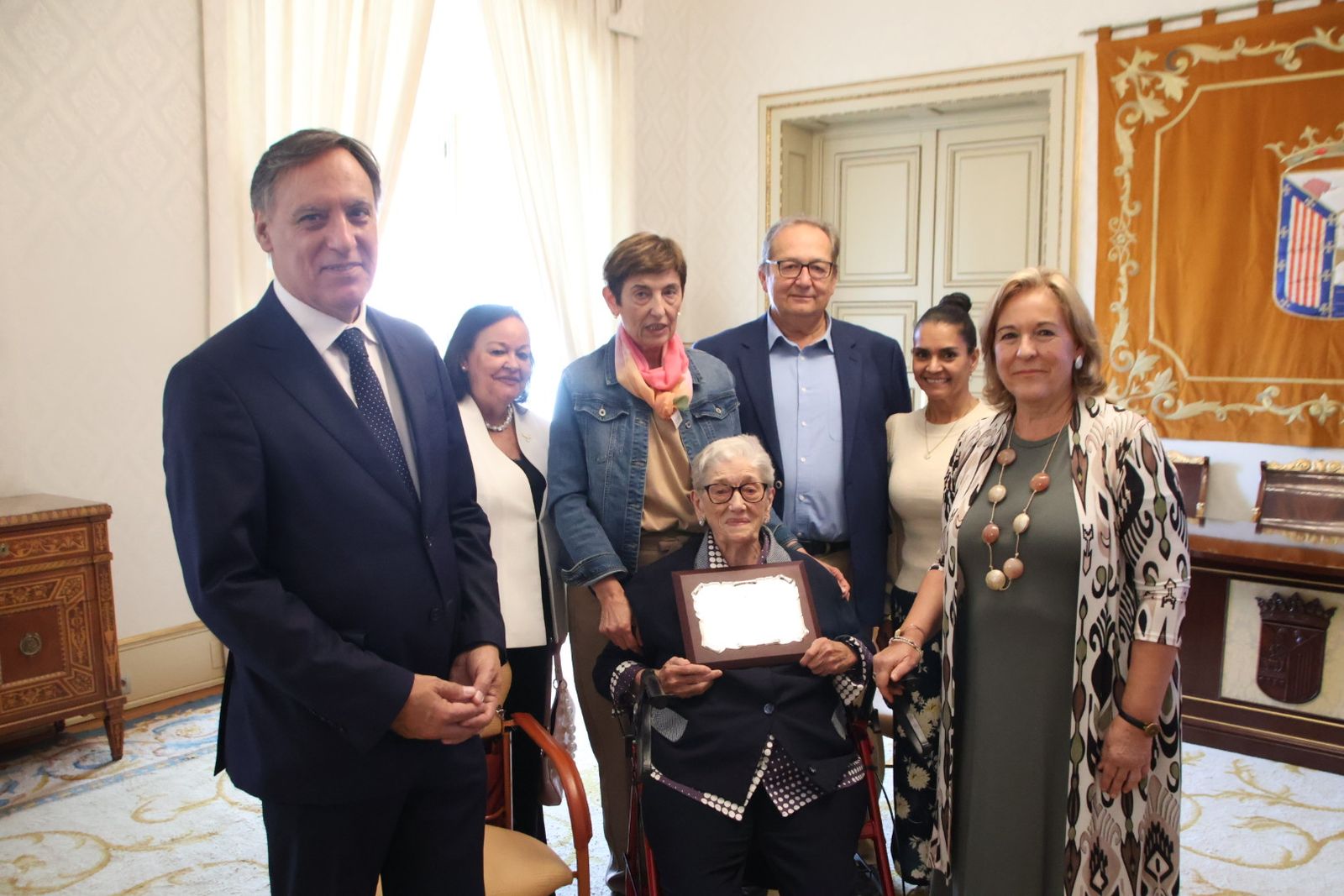 El alcalde de Salamanca, Carlos García Carbayo, preside el homenaje a personas centenarias de la ciudad