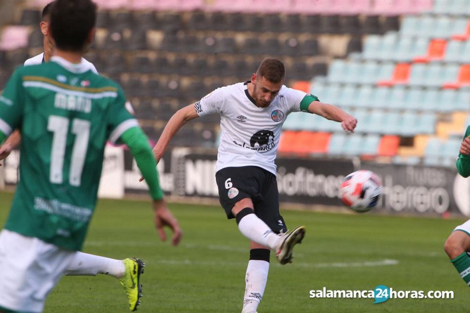 Sergio Molina dispara ante el Coruxo.