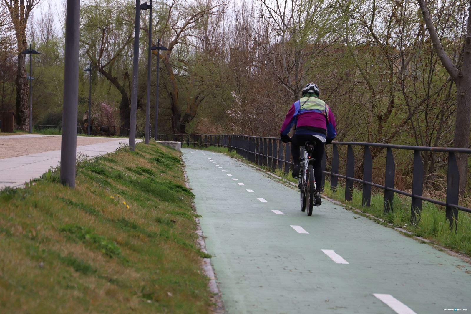 Un ciclista por el carril bici del fluvial en una foto de archivo