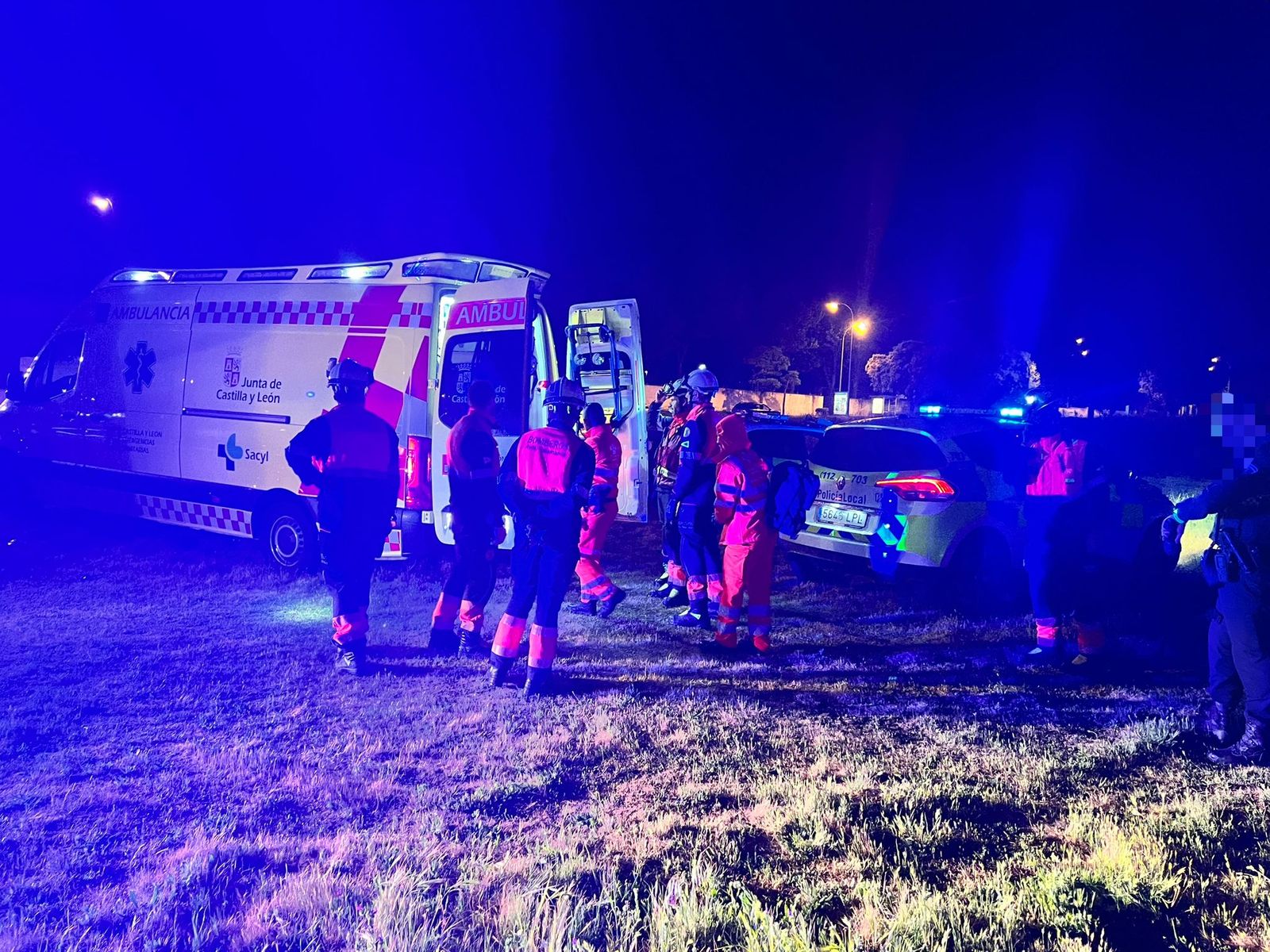 Rescatan a un hombre del interior de un pozo dentro de una nave en el barrio de Tejares