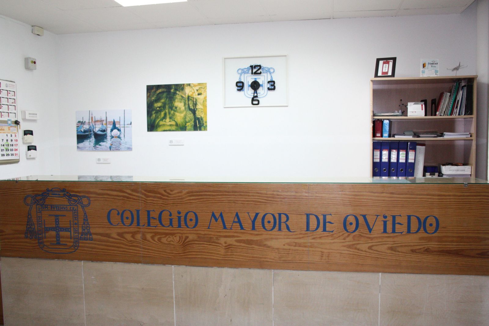 Alumnos de la Pontificia se cuelan de noche en el Colegio Mayor de Oviedo, causan destrozos y son sorprendidos por la Policía Nacional