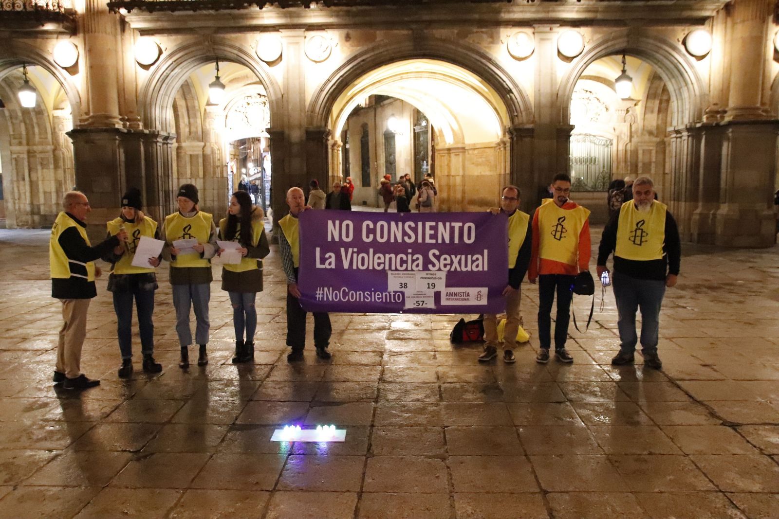 El grupo de Amnistía Internacional Salamanca realiza una performance