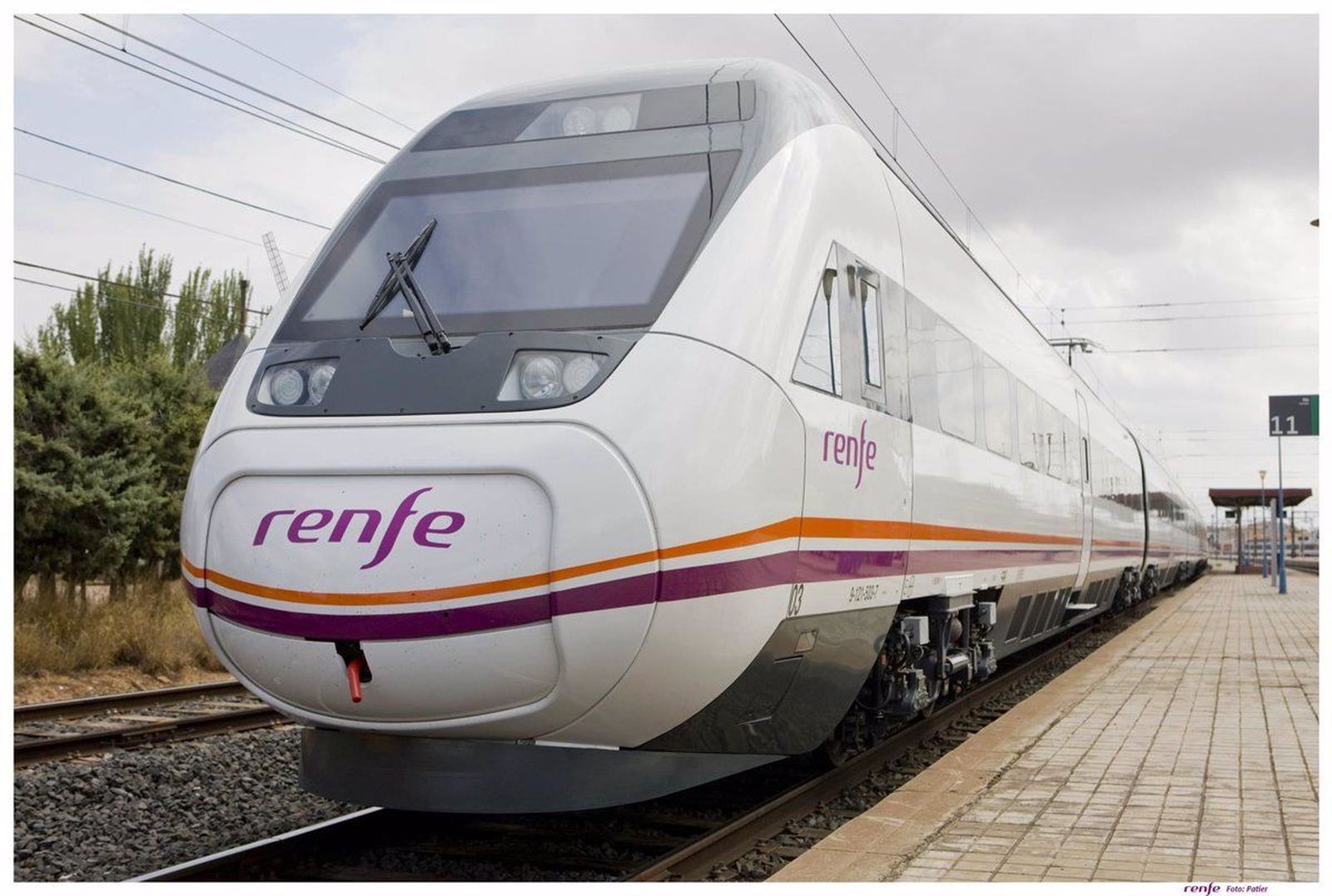 Tren de una Media Distancia de Renfe | Archivo