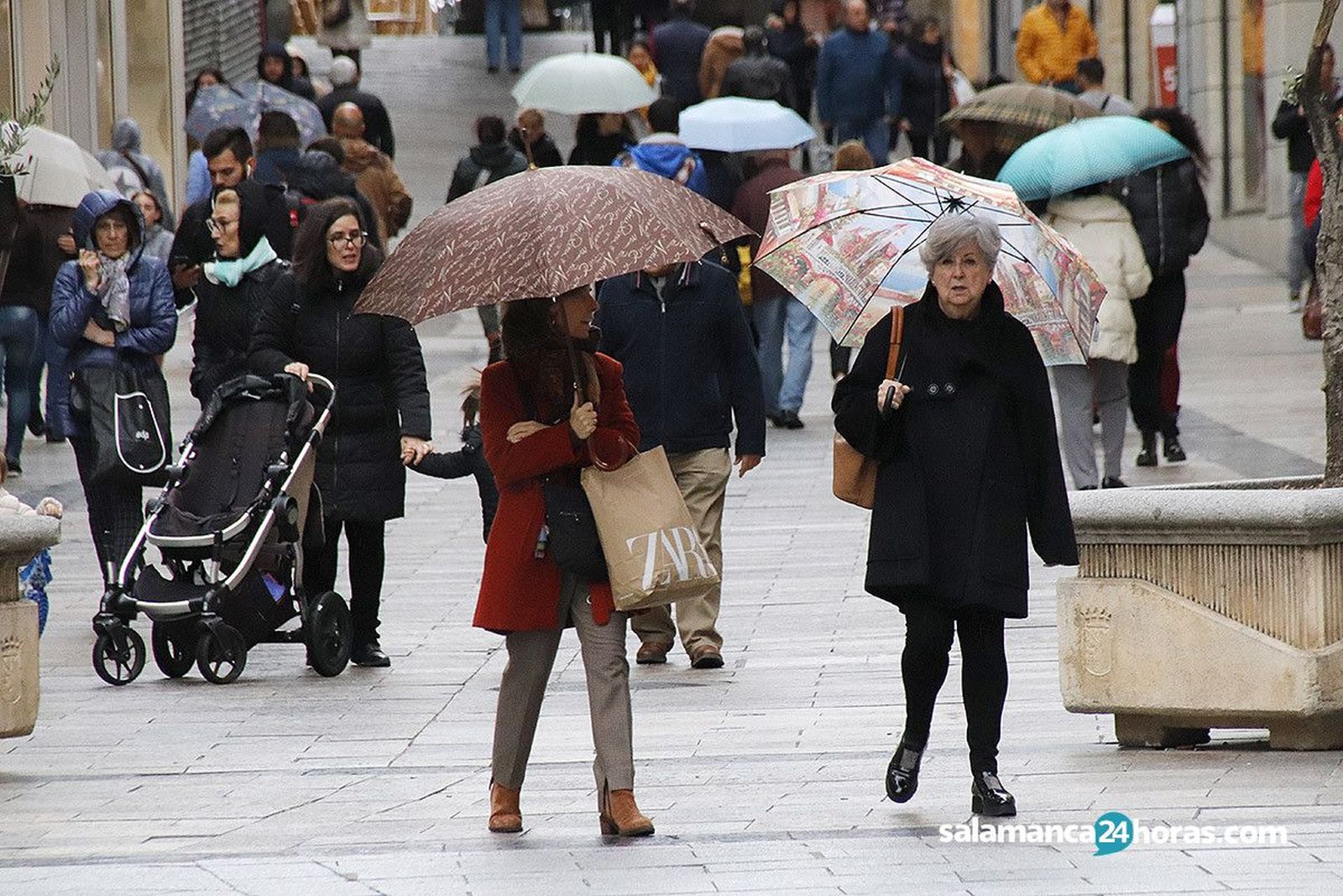 GENTE CON ABRIGO PARAGUAS LLUVIA 6