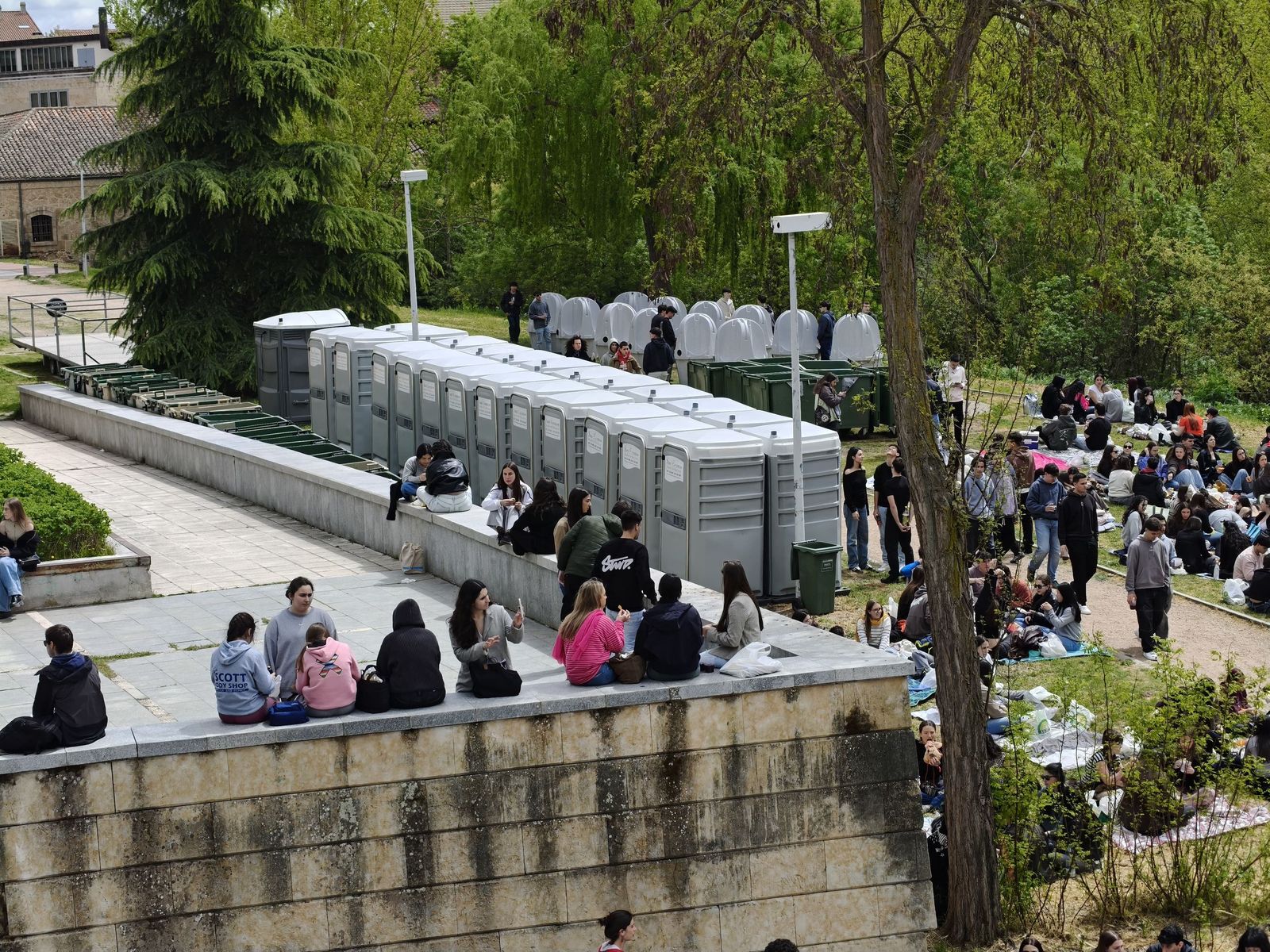 Un multitudinario Lunes de Aguas en Salamanca llena la ribera del Tormes