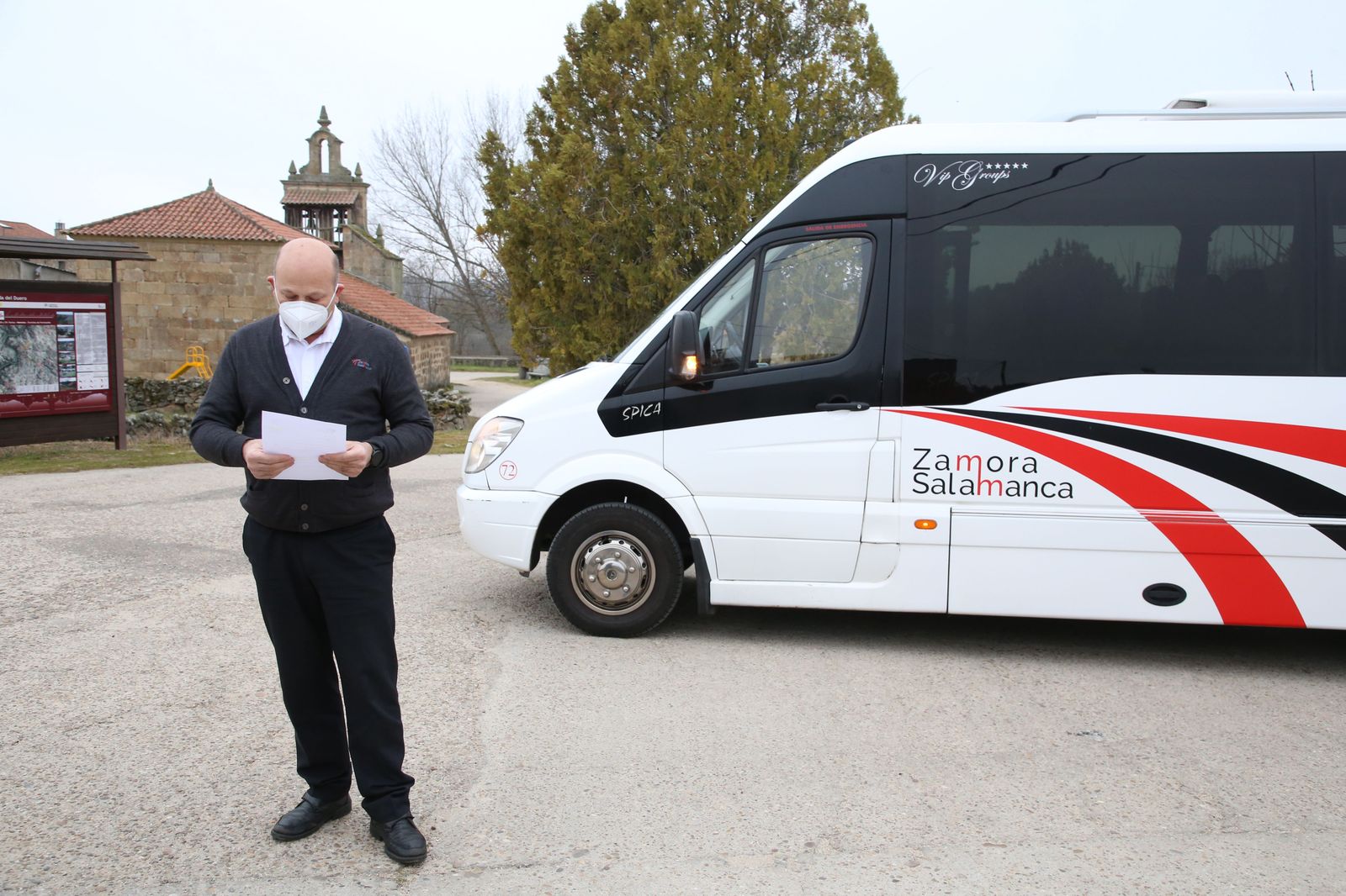 Un autobús, seis pedanías y dos electores
