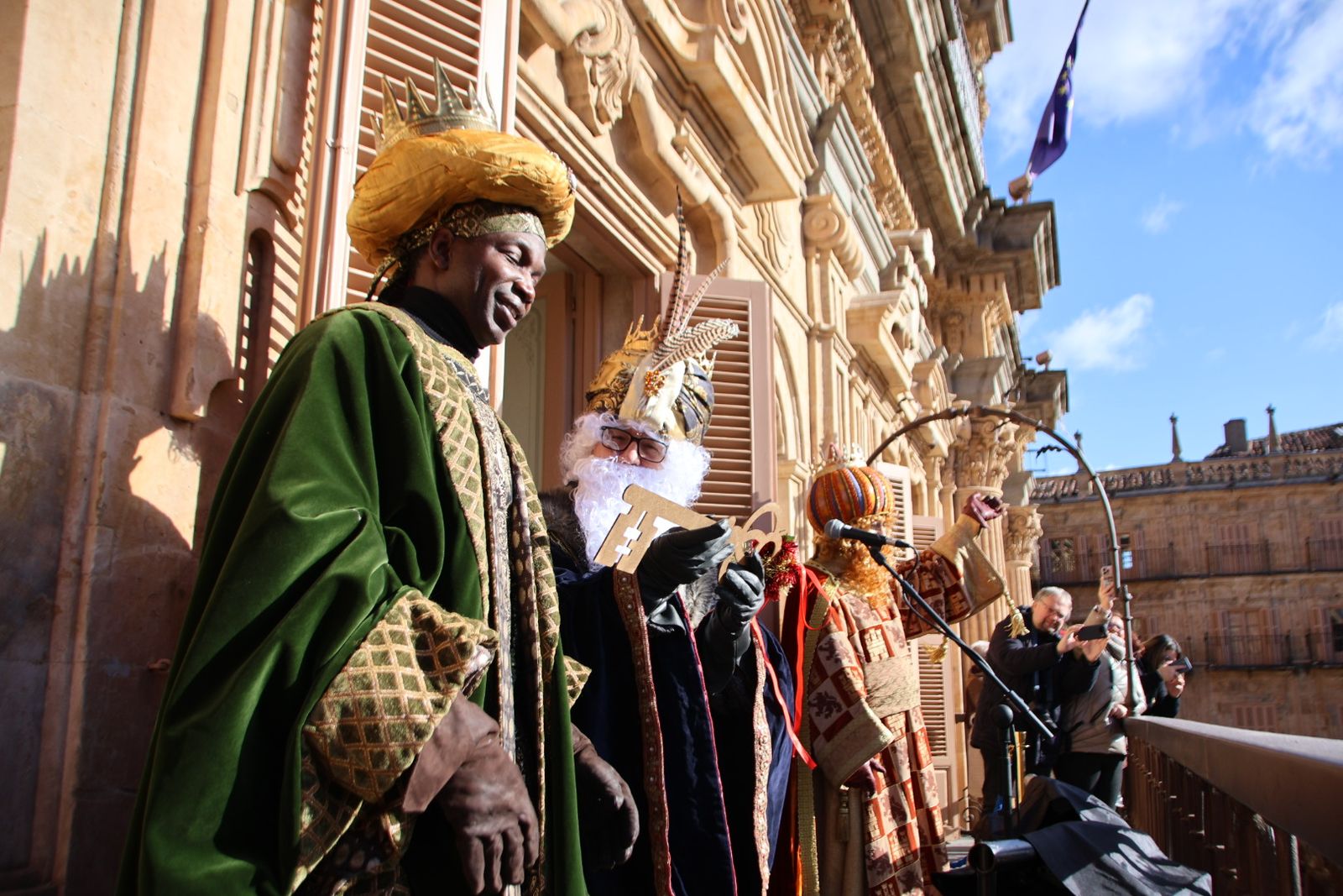 El alcalde de Salamanca, Carlos García Carbayo, recibe a sus Majestades los Reyes Magos y Concierto de Chloe DelaRosa en la Plaza Mayor