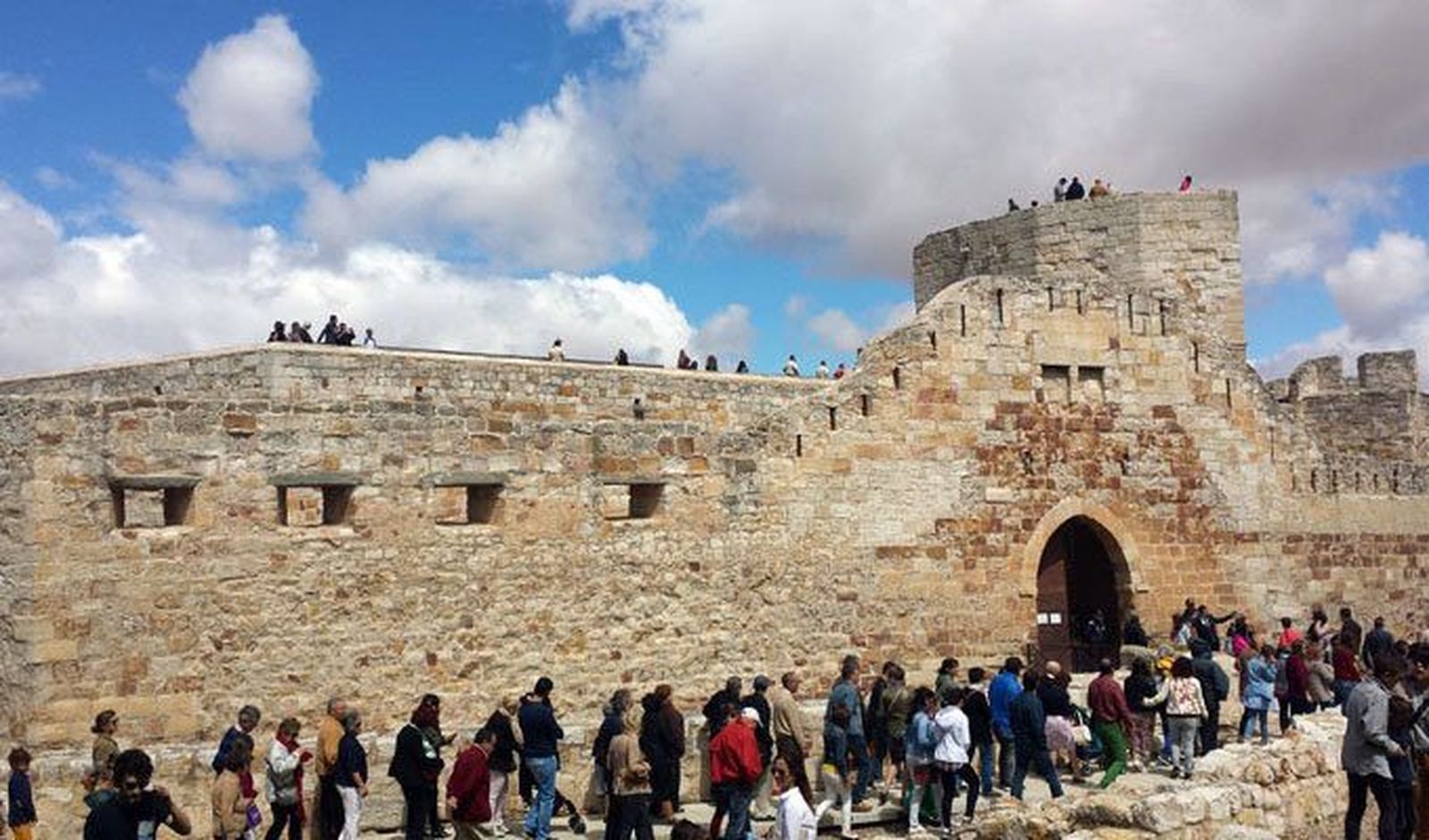 Críticas a “la utilización particular” del Castillo durante la exhibición de la Patrulla Águila Críticas a “la utilización particular” del Castillo durante la exhibición de la Patrulla Águila