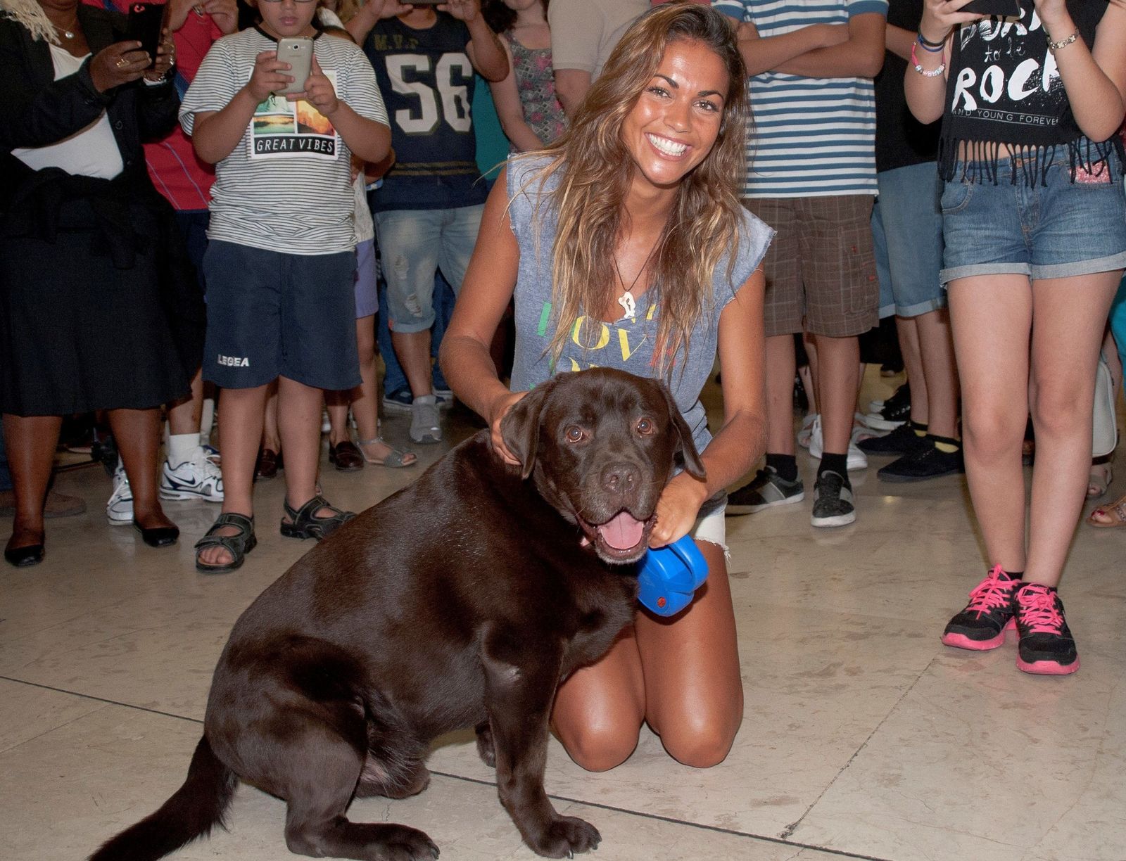 LARA ÁLVAREZ RECIBIDA EN MADRID POR SU FAMILIA Y SU MASCOTA