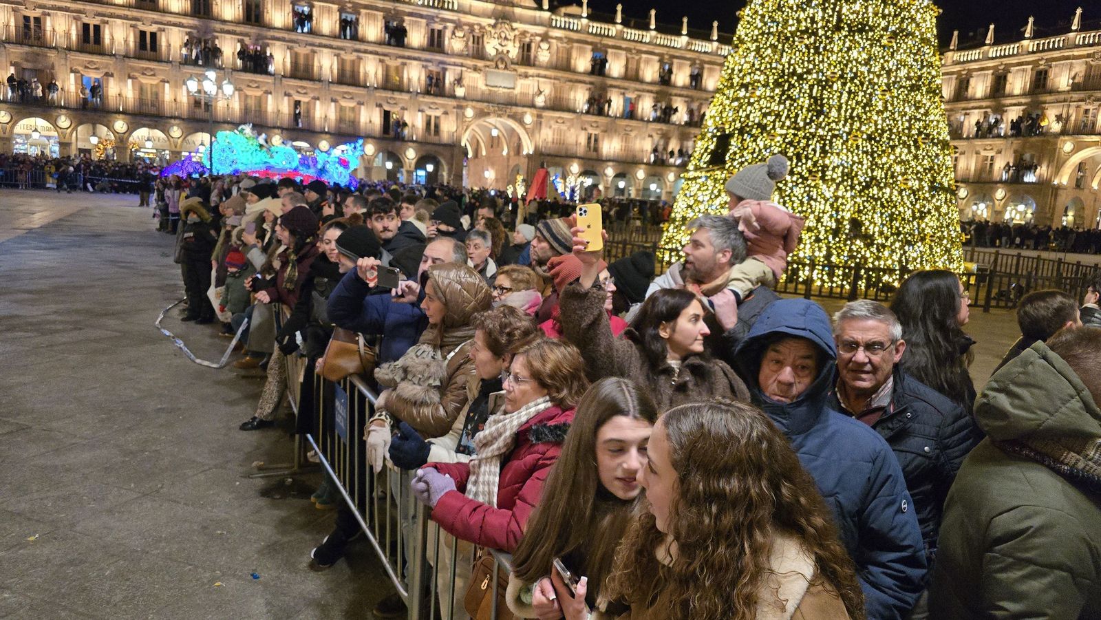Niños y mayores viven con ansia el paso de la Cabalgata de Salamanca 2026