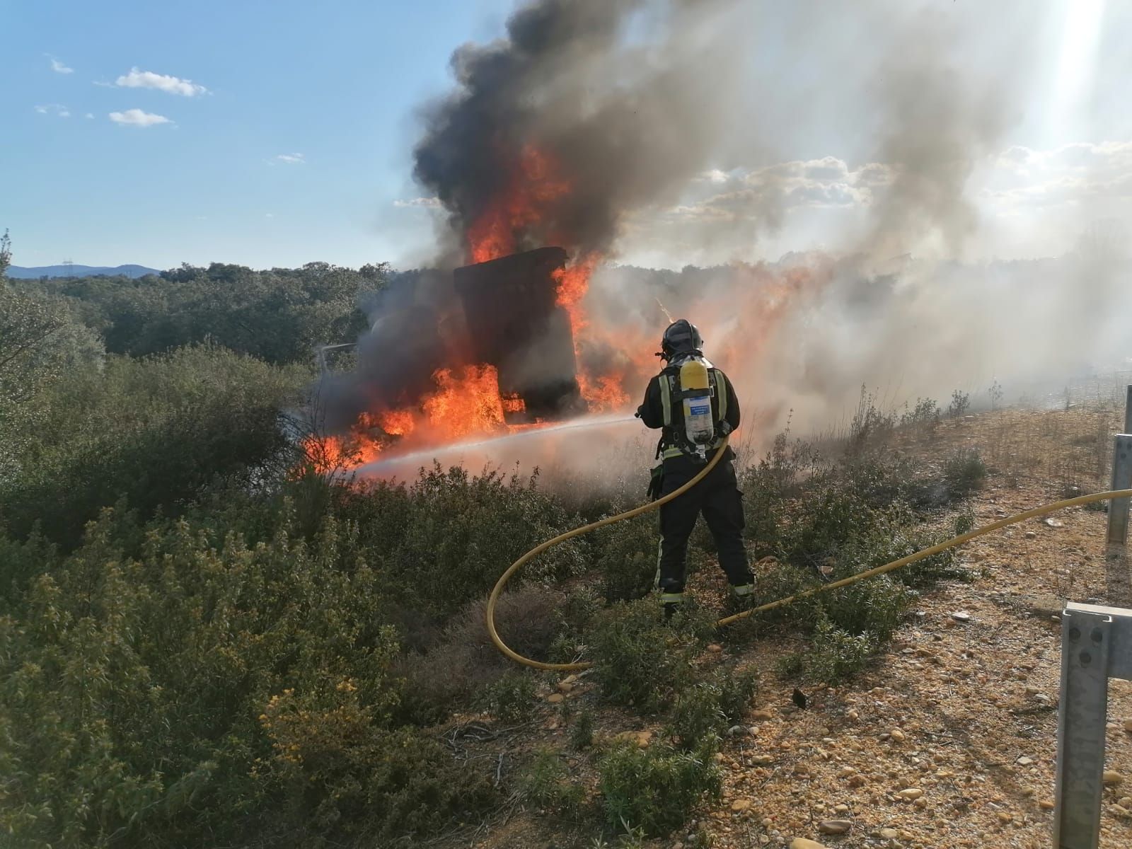 incendio-en-un-camion-tras-colisionar-con-una-furgoneta-11
