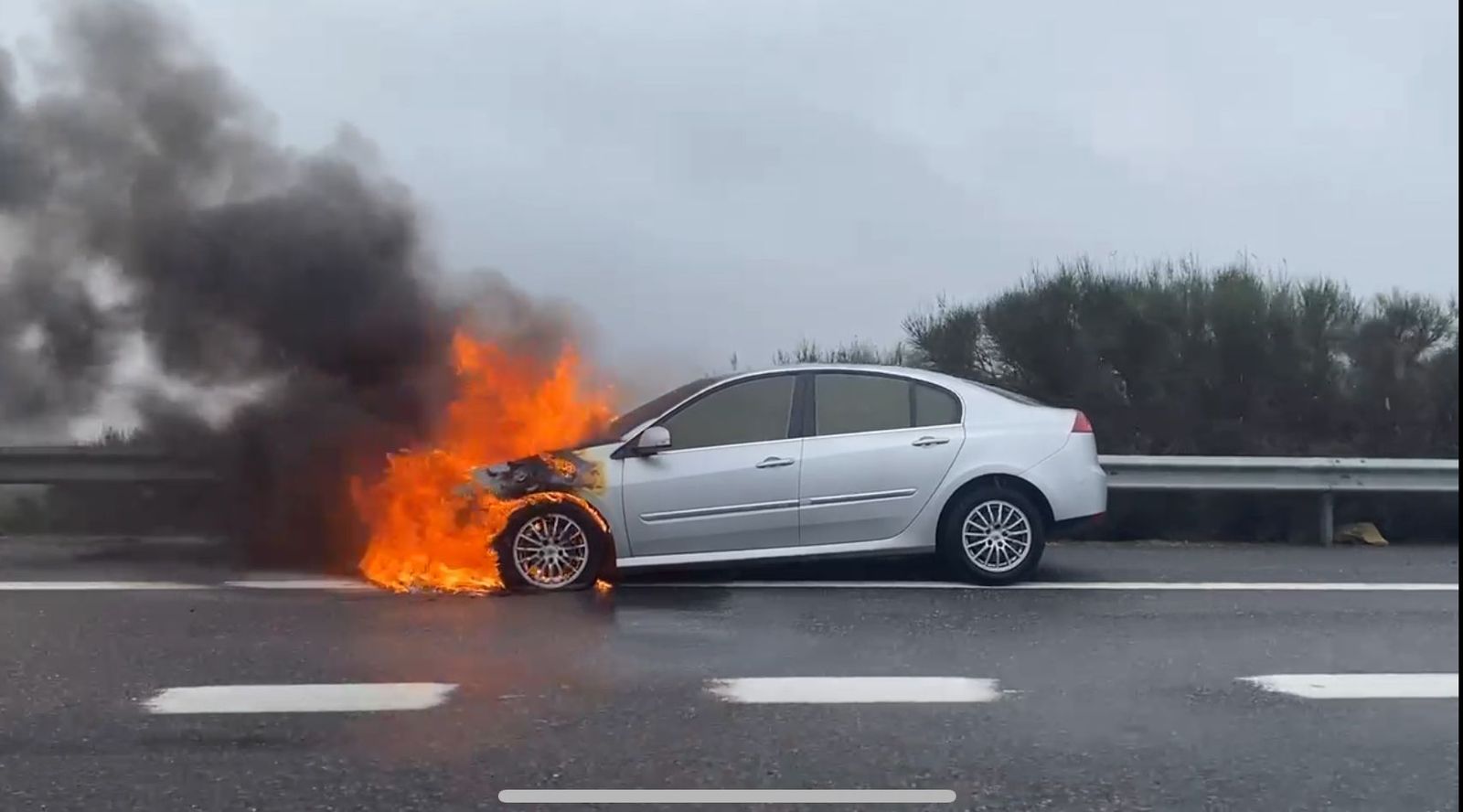 Arde un coche en la A 66 en León. Foto ICAL Arde un coche en la A 66 en León. Foto ICAL