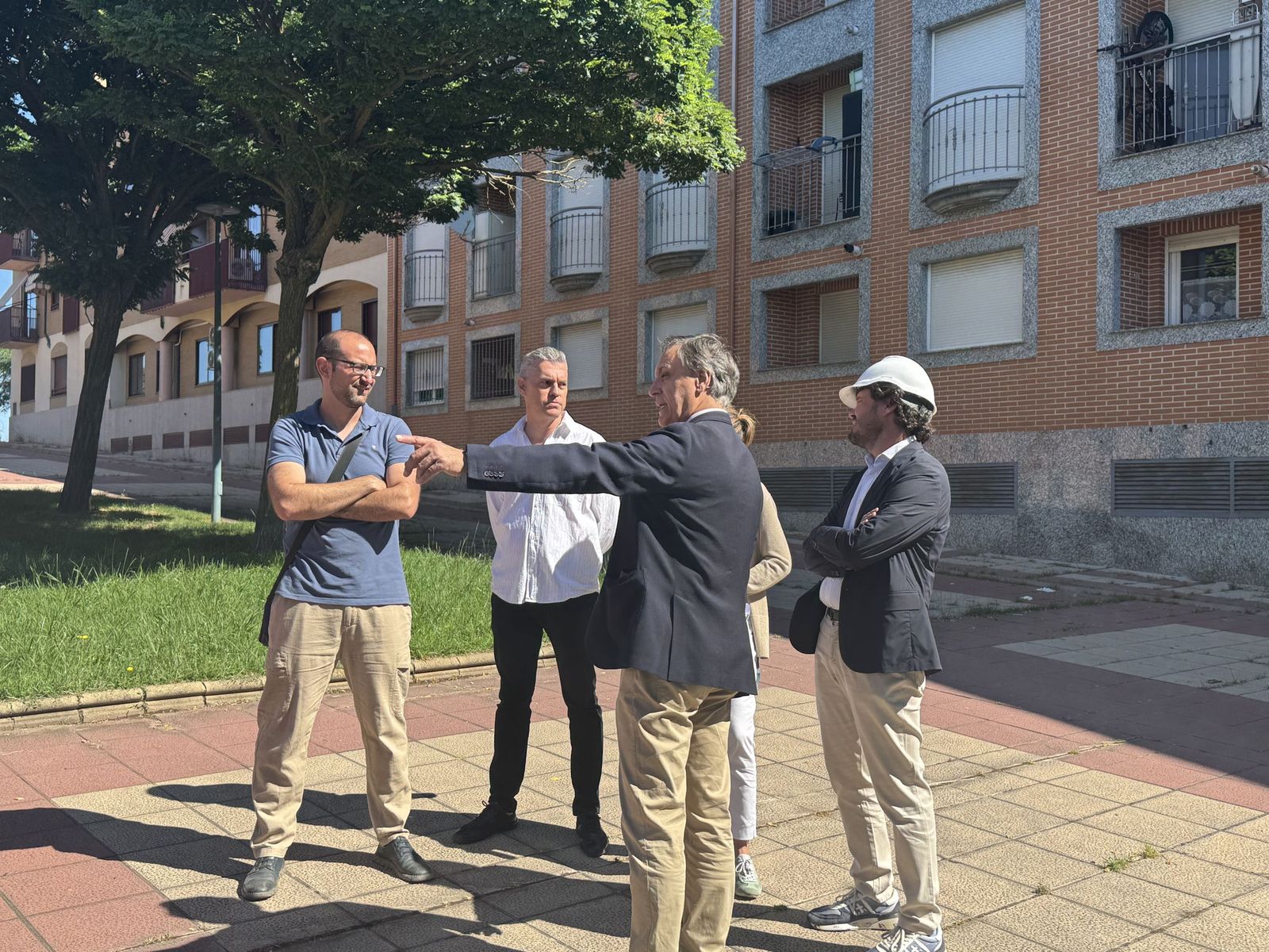 El alcalde de Salamanca, Carlos García Carbayo, visita las obras de construcción de 55 viviendas protegidas de alquiler en el barrio de Pizarrales
