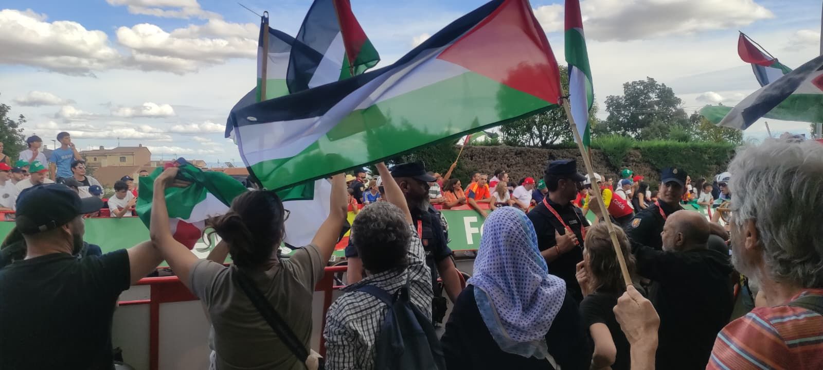 Protestas por Palestina al paso de la Vuelta Ciclista a España por Salamanca
