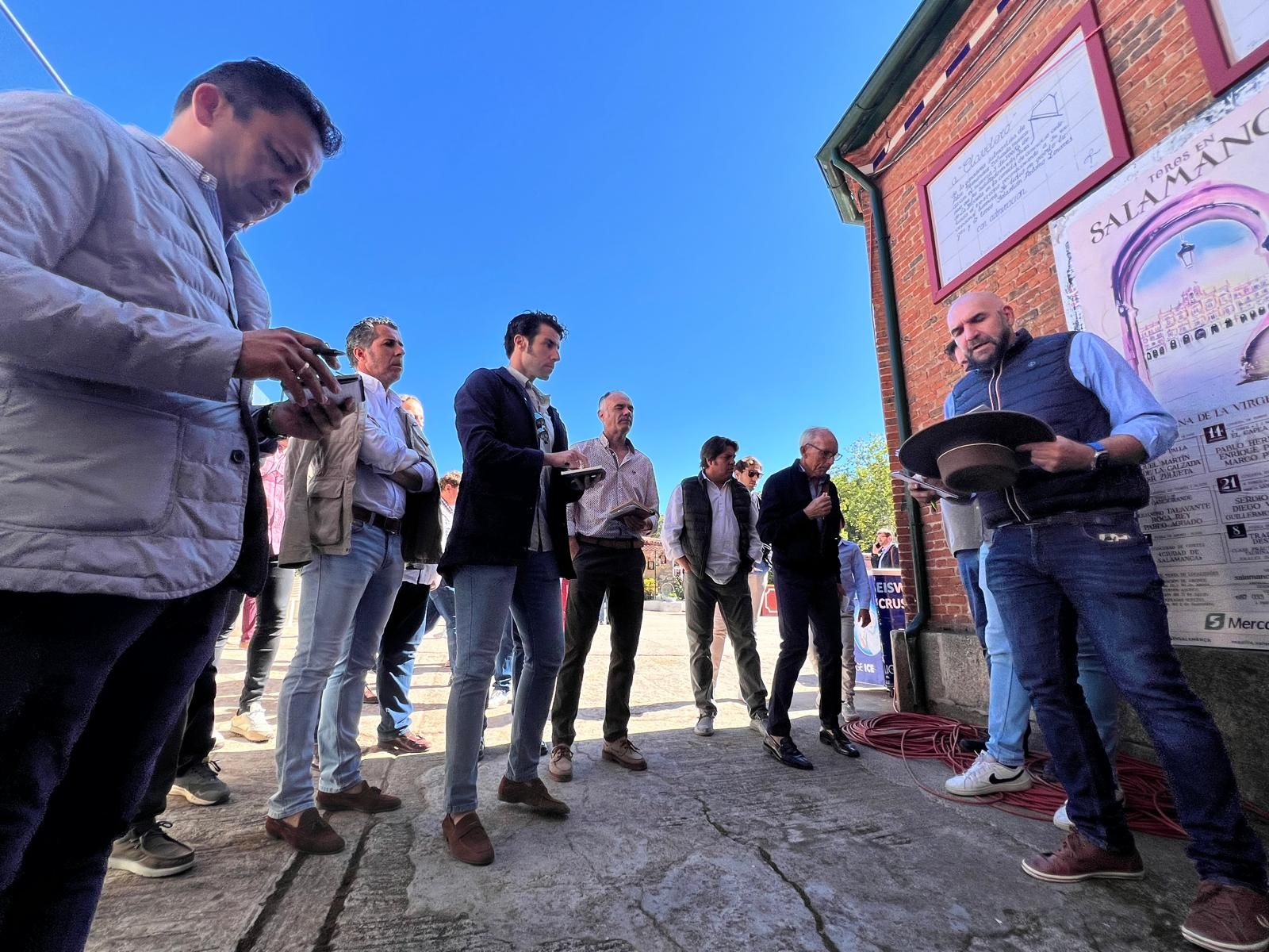 ambiente-durante-el-sorteo-de-los-toros-del-vellosino-en-la-glorieta-domingo-15-de-septiembre-de-2024-fotos-s24h-30