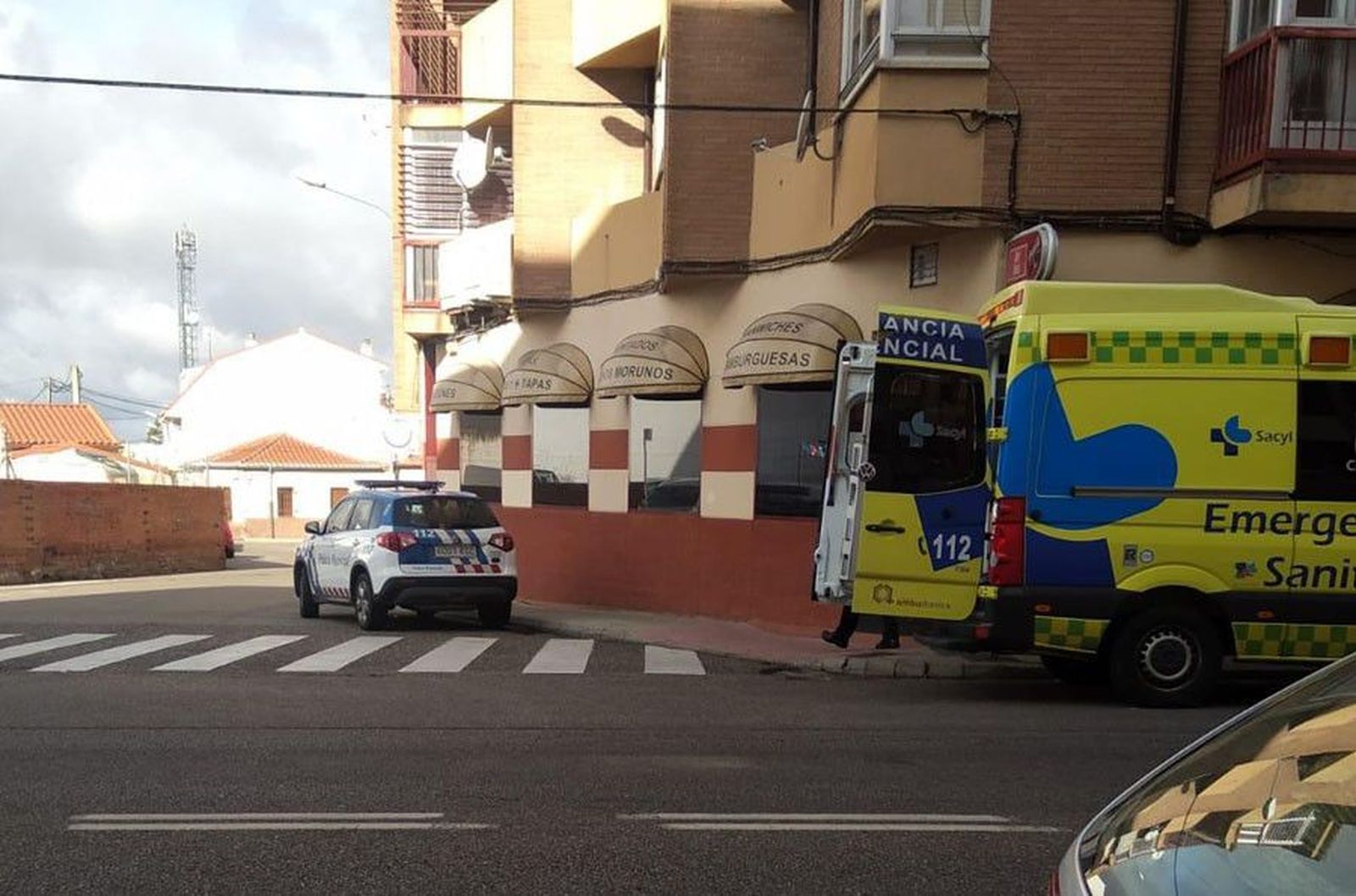 Ambulancia y Policía Municipal en el barrio de Pinilla. Archivo