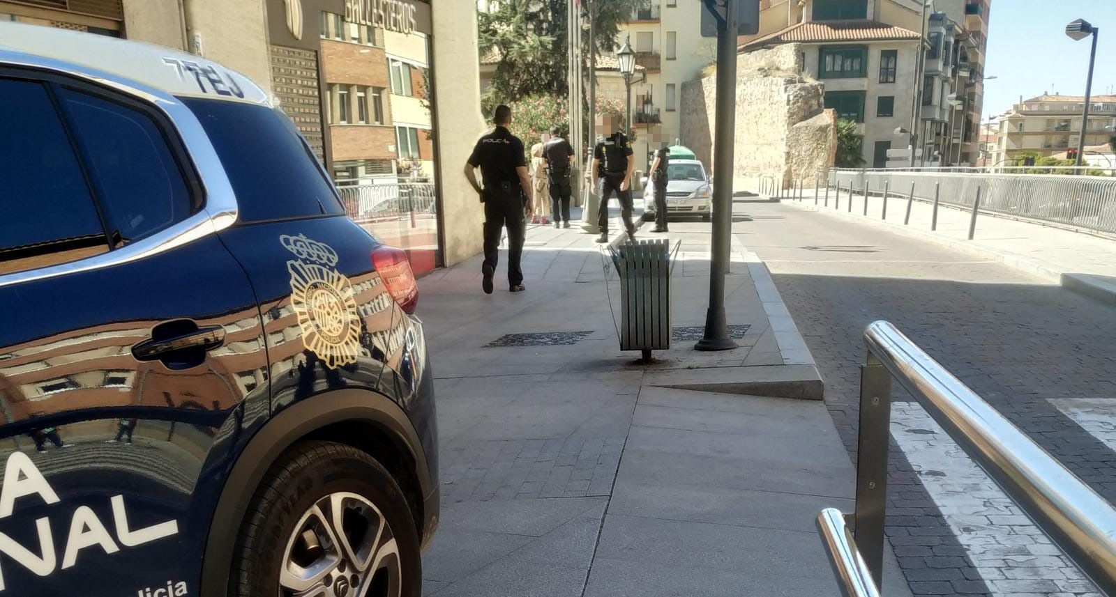 Intervención de la Policía ante la presencia de una mujer que increpaba a los viandantes