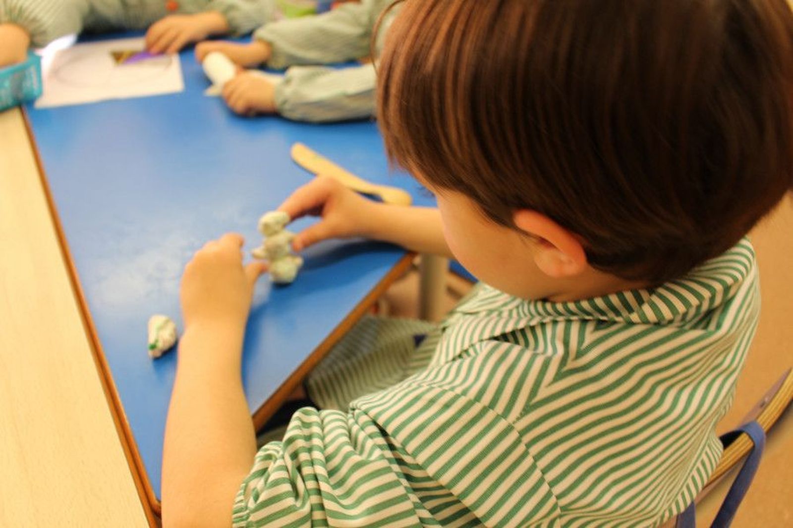 Un niño jugando en el aula de un colegio
