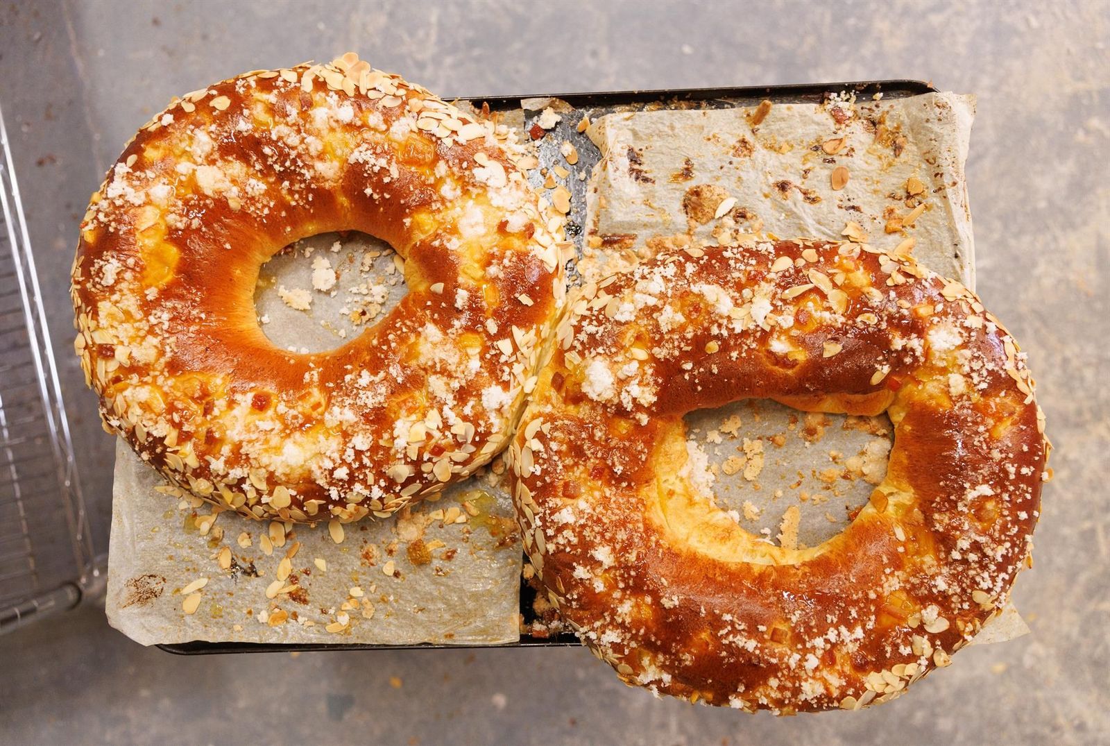 Archivo - Dos roscones en una bandeja en la pastelería Panadarío - Eduardo Parra - Europa Press - Archivo