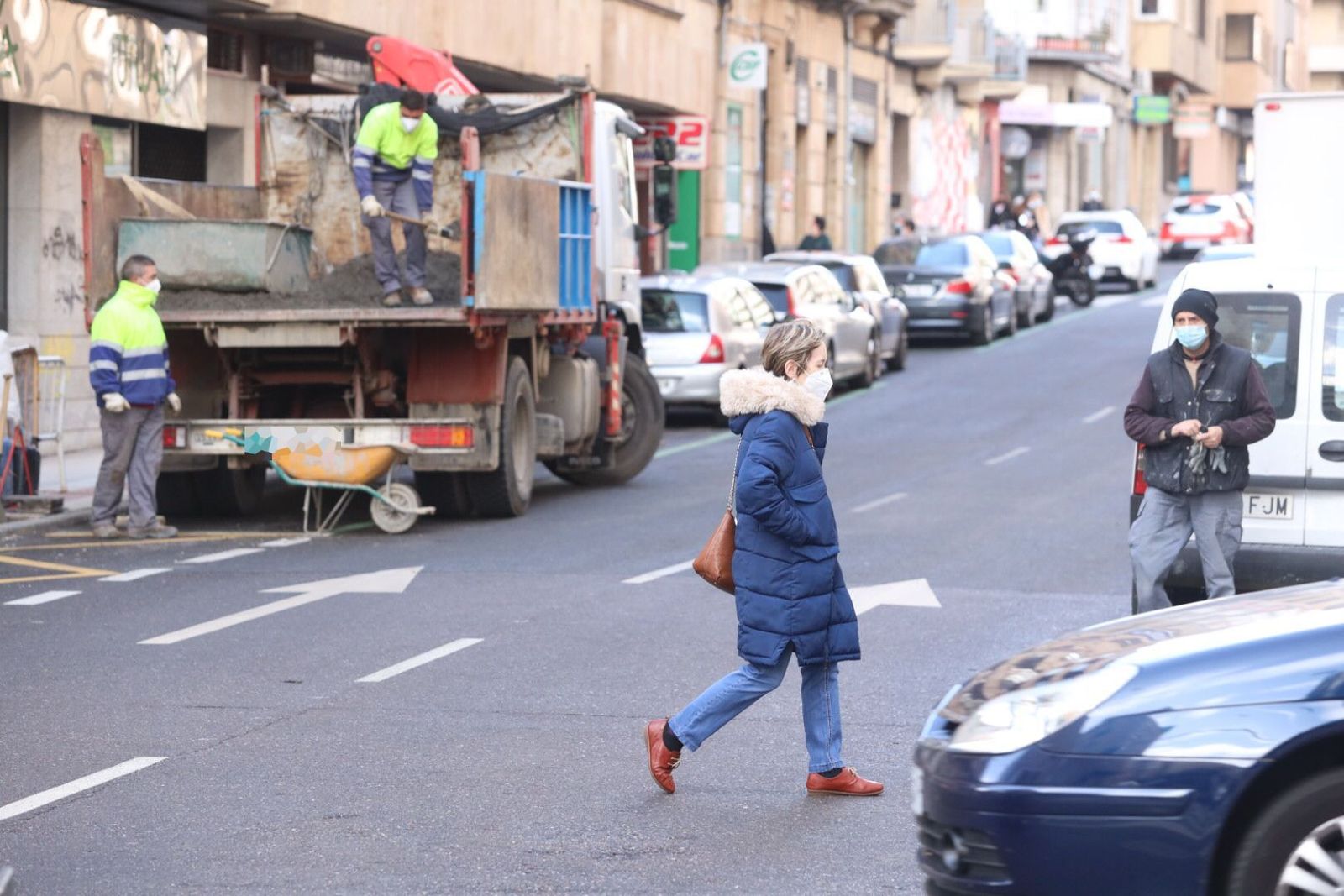 Un peatón cruza por la avenida de Italia | S24H