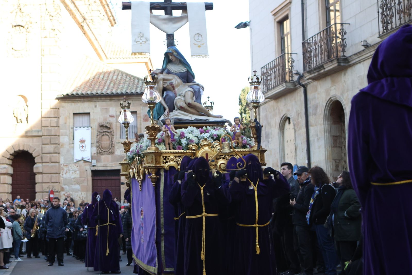 Jesús Rescatado procesiona en Salamanca con su nueva túnica y la atenta mirada de cientos de fieles