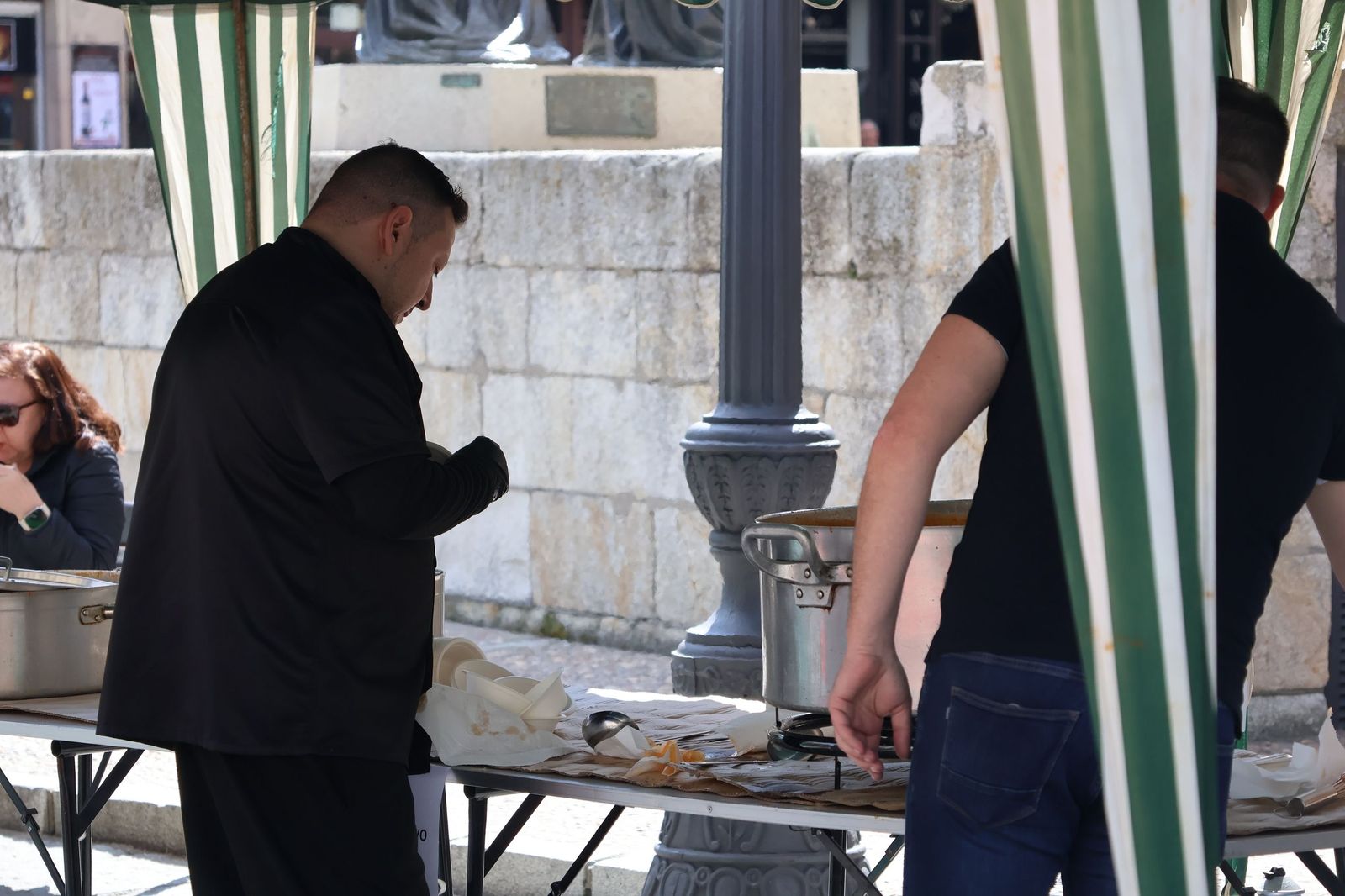 GALERÍA | Decenas de zamoranos disfrutan de las sopas de ajo más solidarias