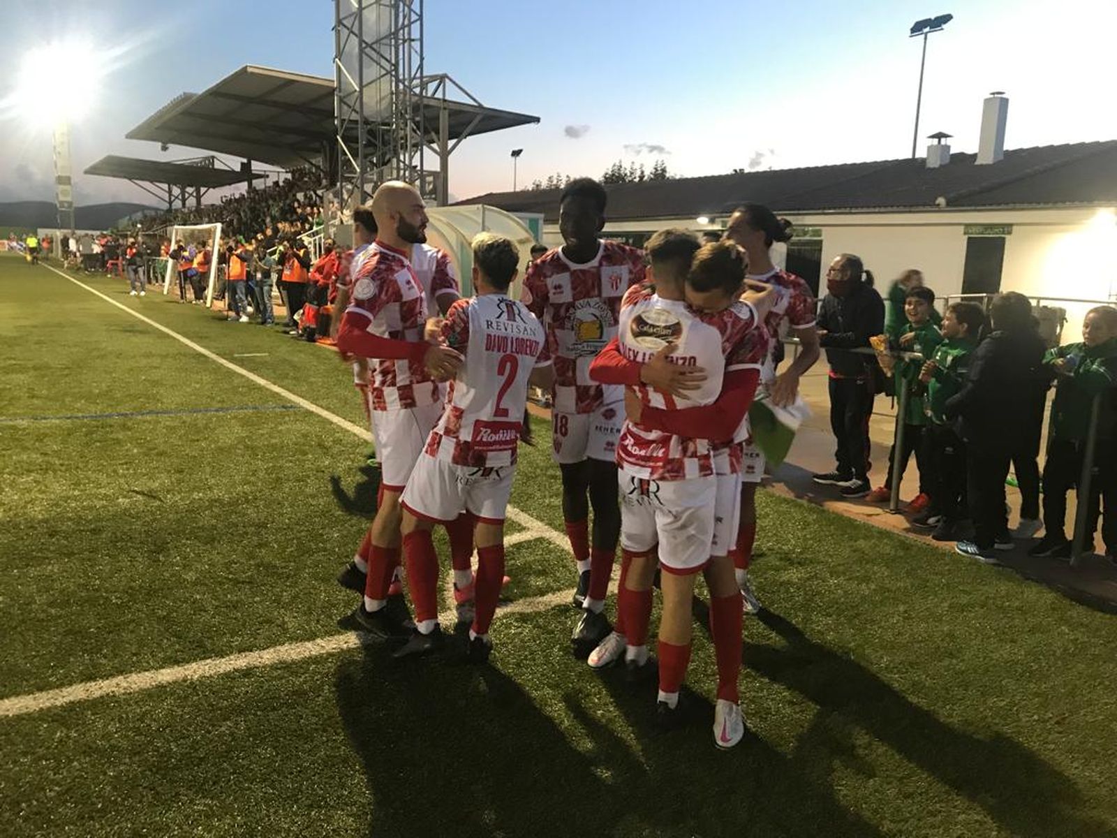 Los jugadores del Guijuelo celebran un gol ante el Deportivo | FOTO SALAMANCA24HORAS.COM