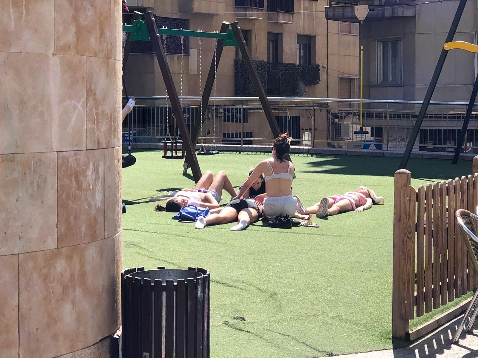 Curiosa imagen de varios jóvenes tomando el sol en pleno centro de Salamanca. Foto de archivo Curiosa imagen de varios jóvenes tomando el sol en pleno centro de Salamanca. Foto de archivo