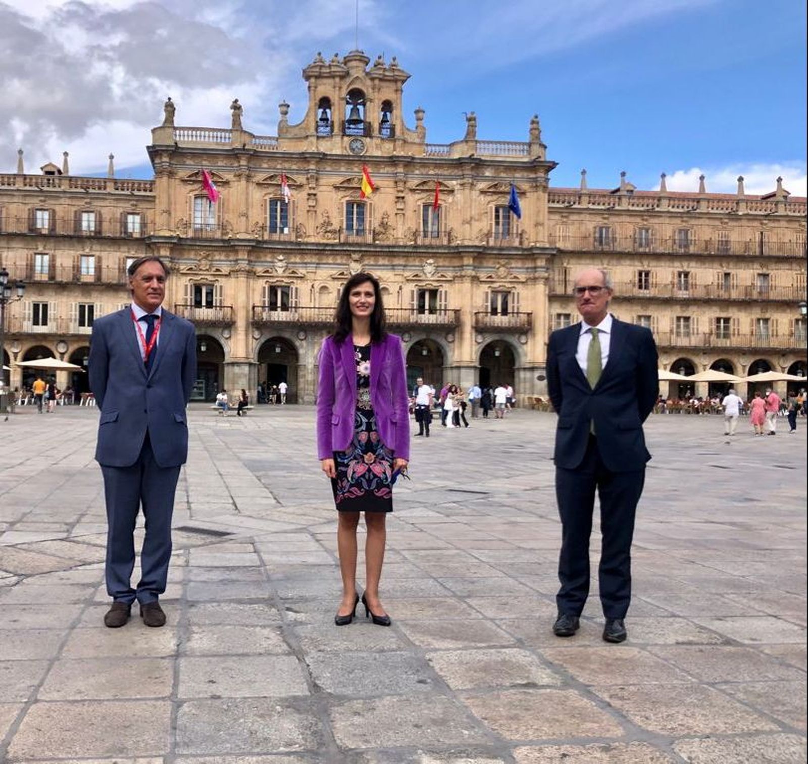 Carlos García Carbayo, Mariya Gabriel y Javier Iglesias en la Plaza Mayor Carlos García Carbayo, Mariya Gabriel y Javier Iglesias en la Plaza Mayor