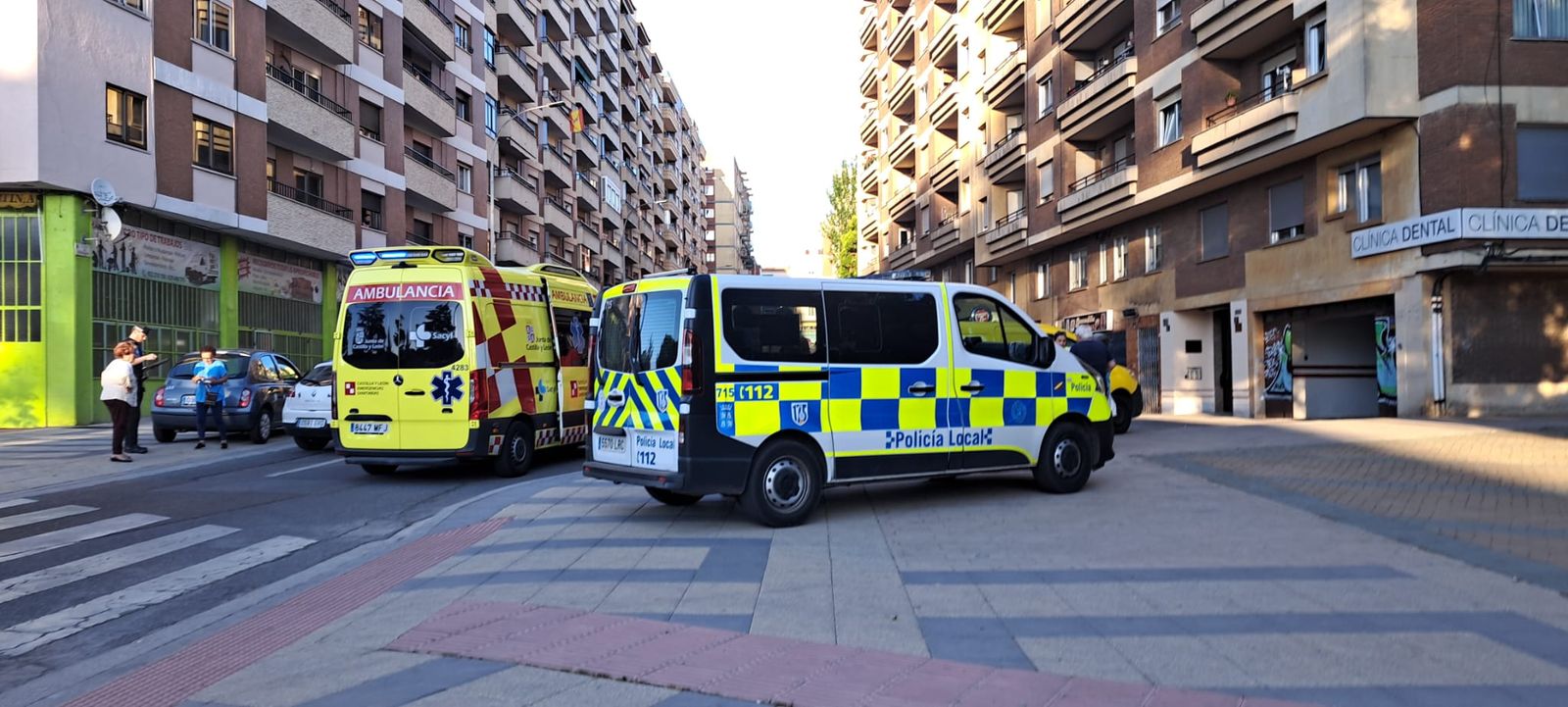 Ambulancia y Policía Local en la calle Los Hidalgos por el atropello de una mujer de 78 años