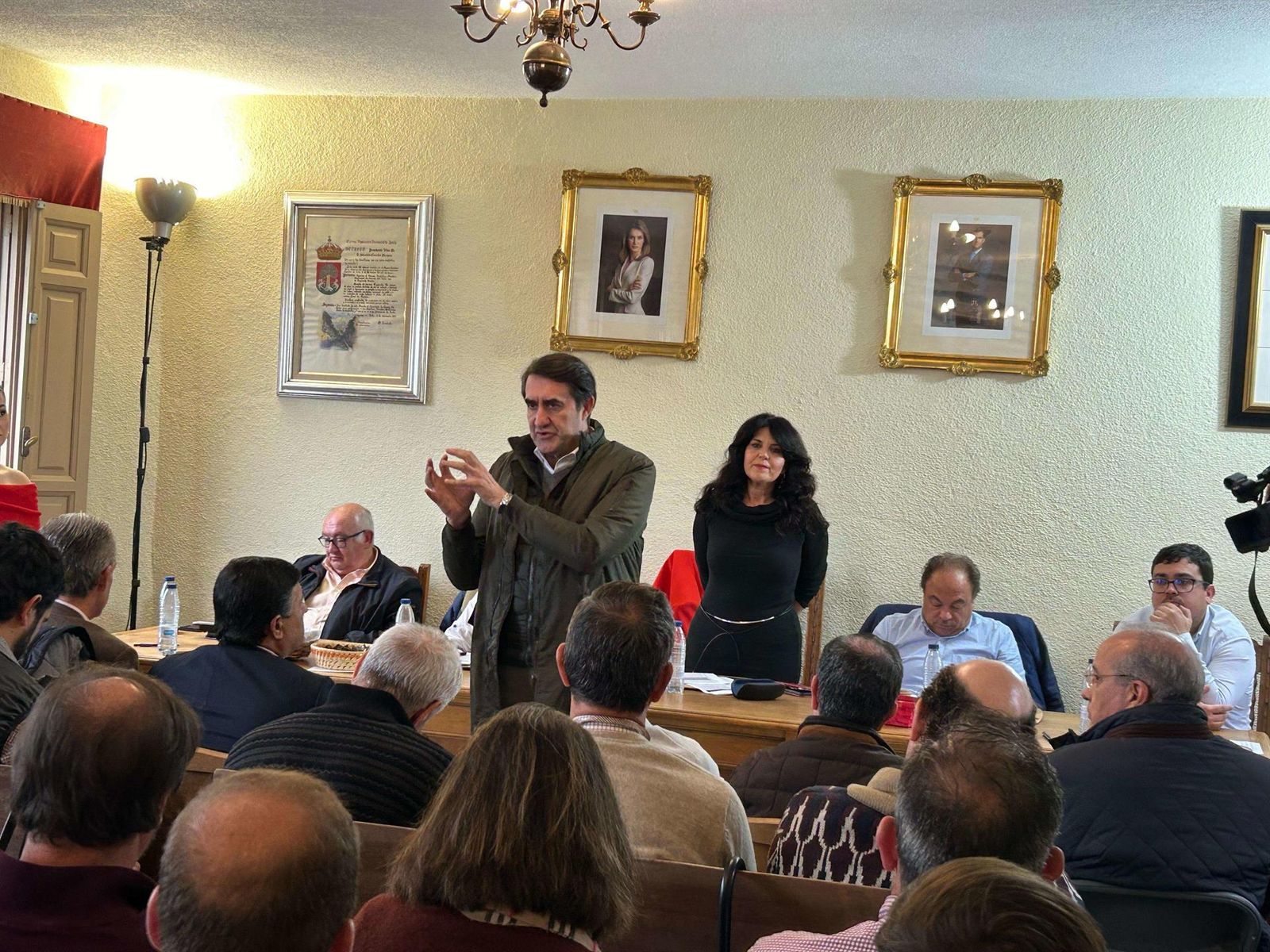 El consejero de Medio Ambiente, Vivienda y Ordenación del Territorio, Juan Carlos Suárez Quiñones, ha asistido hoy en Cuevas del Valle, Ávila, a la subasta de la Reserva Regional de Caza de Gredos   JCYL
