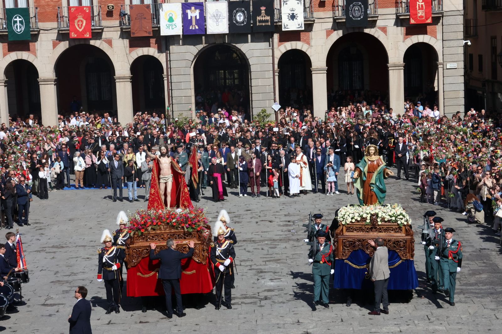 GALERÍA | Revive en imágenes la procesión de la Santísima Resurrección