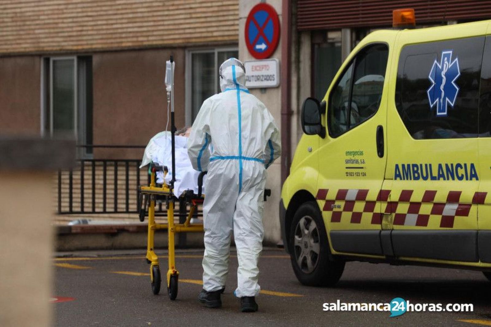 Un sanitario traslada a un paciente Covid-19 al hospital de Salamanca Un sanitario traslada a un paciente Covid-19 al hospital de Salamanca