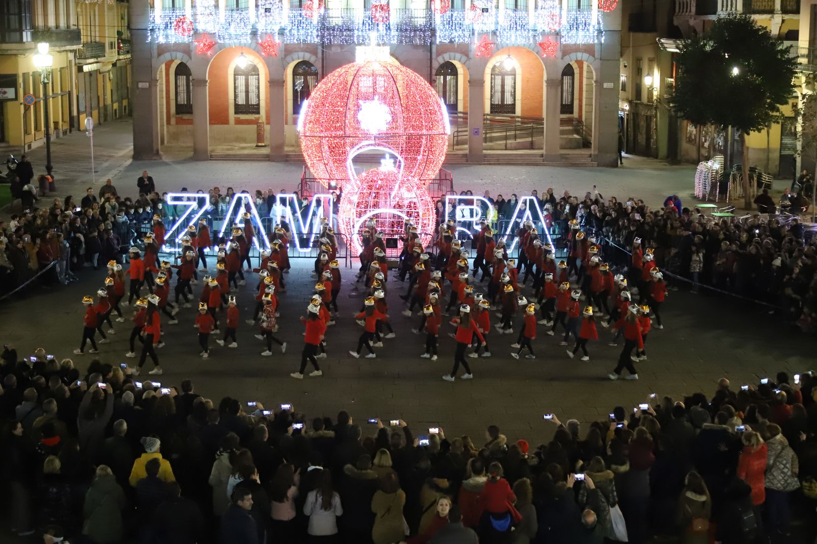 un-espectacular-flashmob-en-la-plaza-mayor-para-felicitar-la-navidad-a-los-zamoranos-9