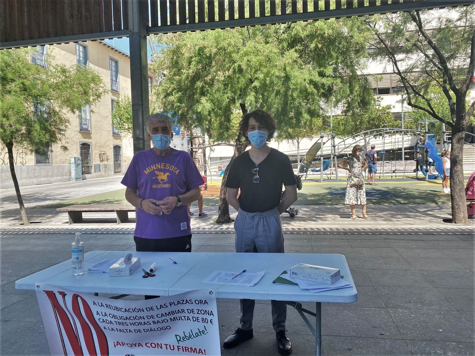 Mesa de recogida de firmas en la plaza de Castilla y León