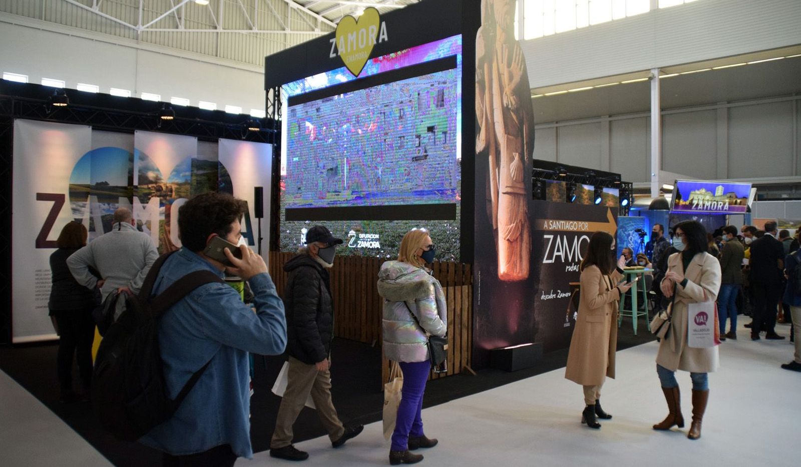 Turistras visitan el stand de Zamora en Intur