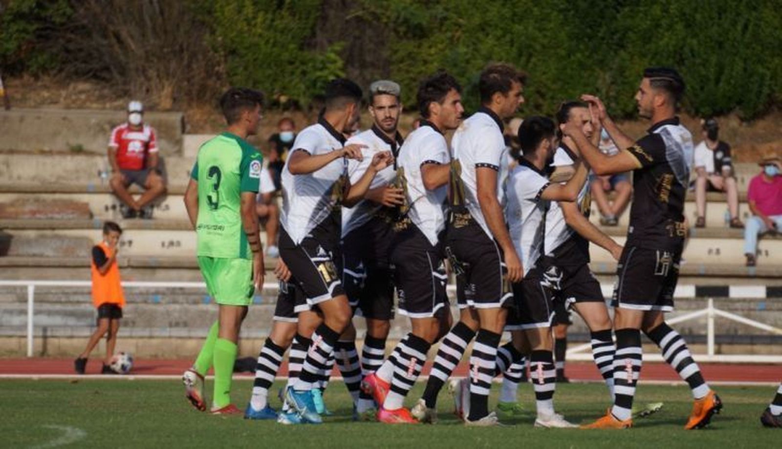 Los jugadores de Unionistas celebran un gol ante el Leganés B / FOTO SALAMANCA24HORAS.COM
