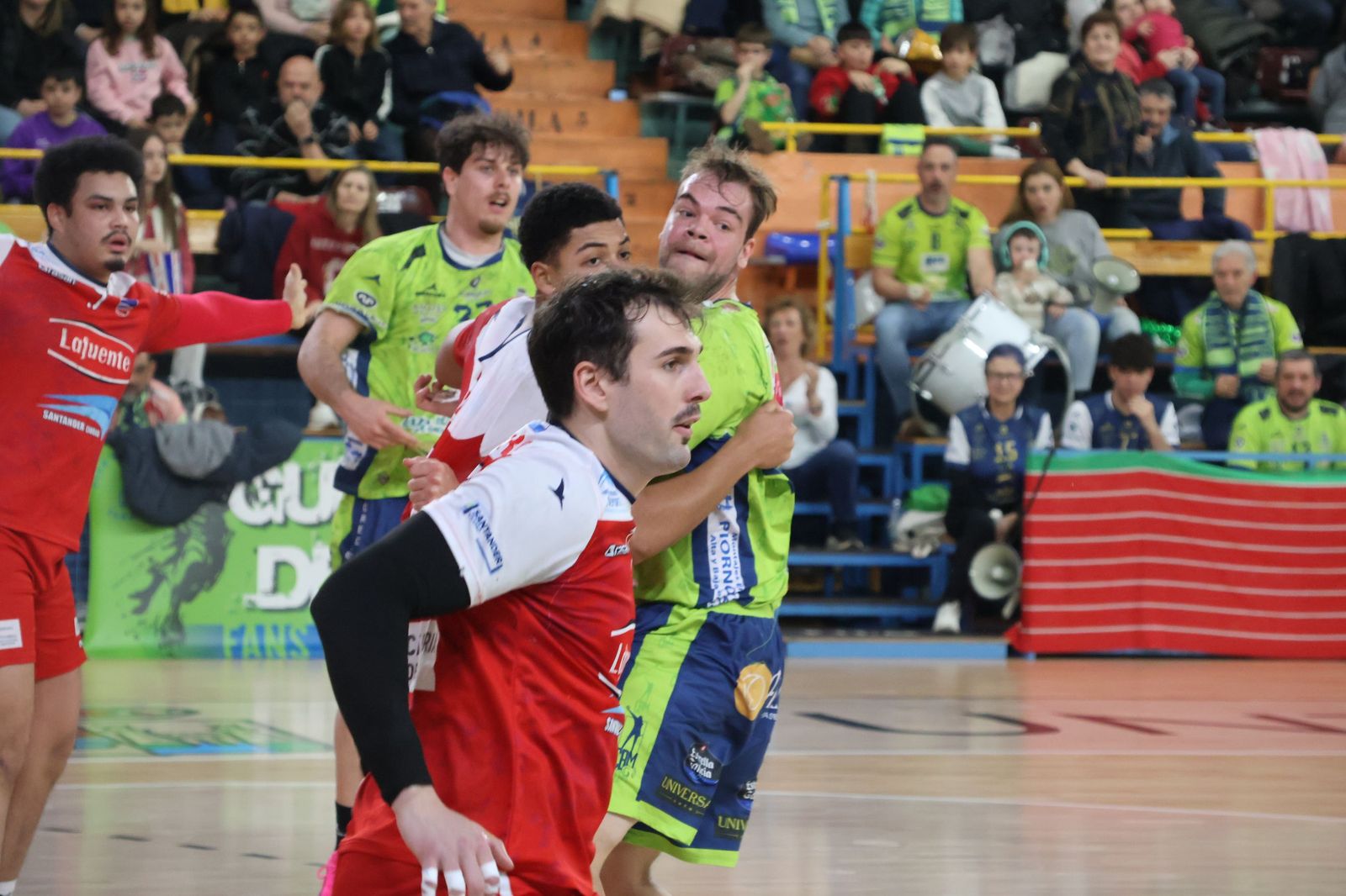 GALERÍA | Revive el apasionante duelo entre el Balonmano Zamora y el Ciudad de Santander