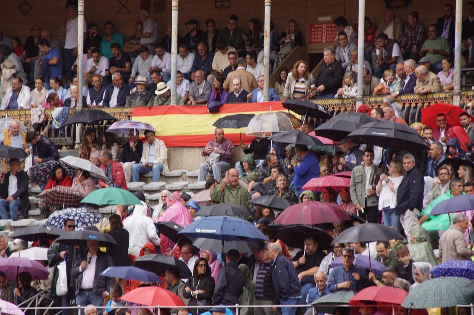 resumen-fotografico-del-ambiente-en-los-tendidos-de-la-glorieta-durante-la-corrida-de-garcigrande-20-de-septiembre-de-2024-foto-juanes-31