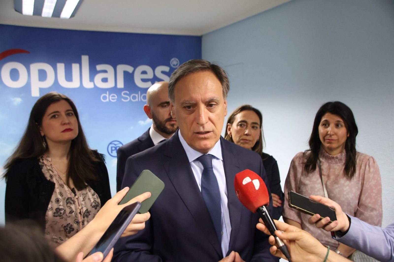 El presidente del PP de Salamanca, Carlos García Carbayo, atiende a los medios de comunicación antes de la celebración de un acto por la Sanidad