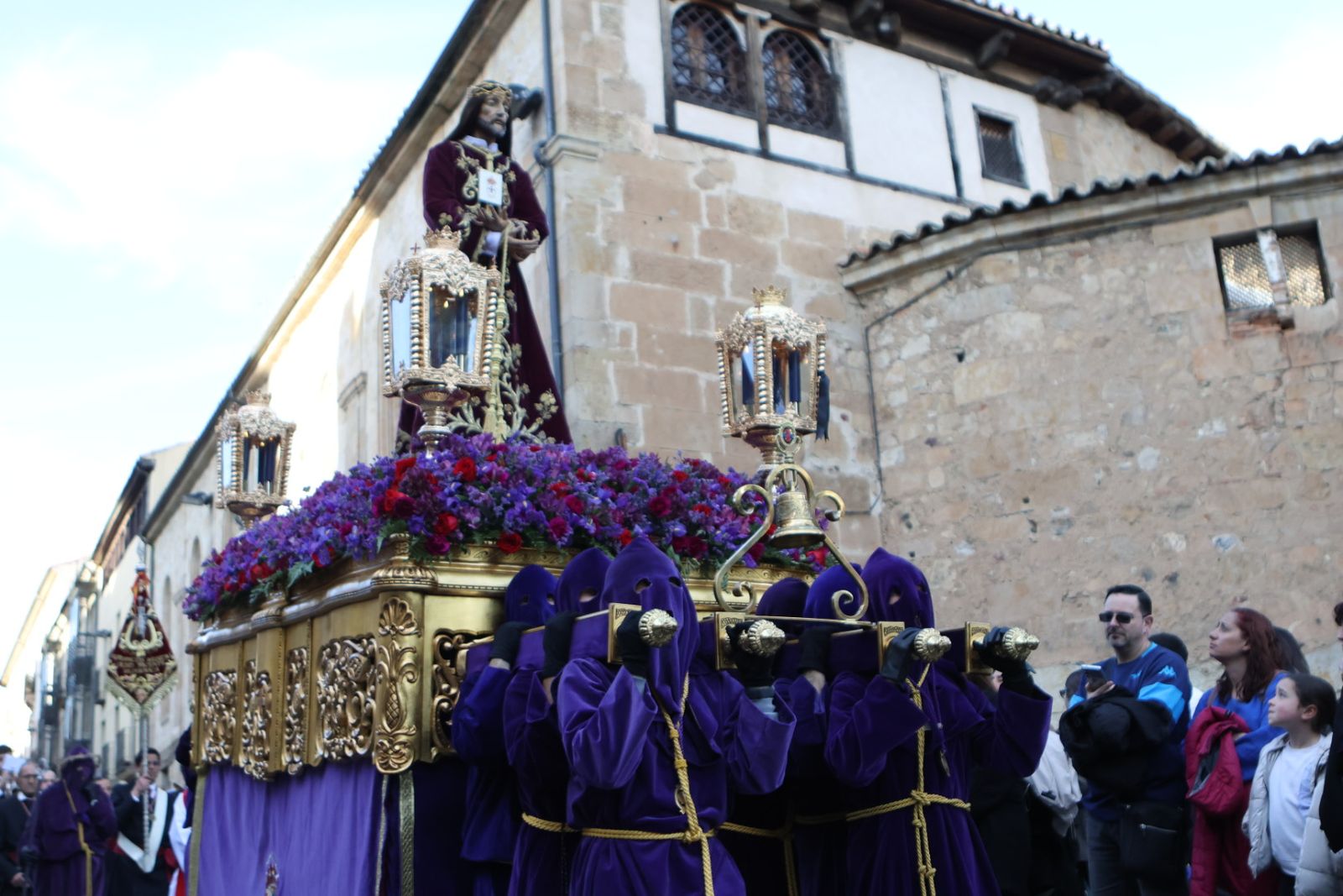 Jesús Rescatado procesiona en Salamanca con su nueva túnica y la atenta mirada de cientos de fieles