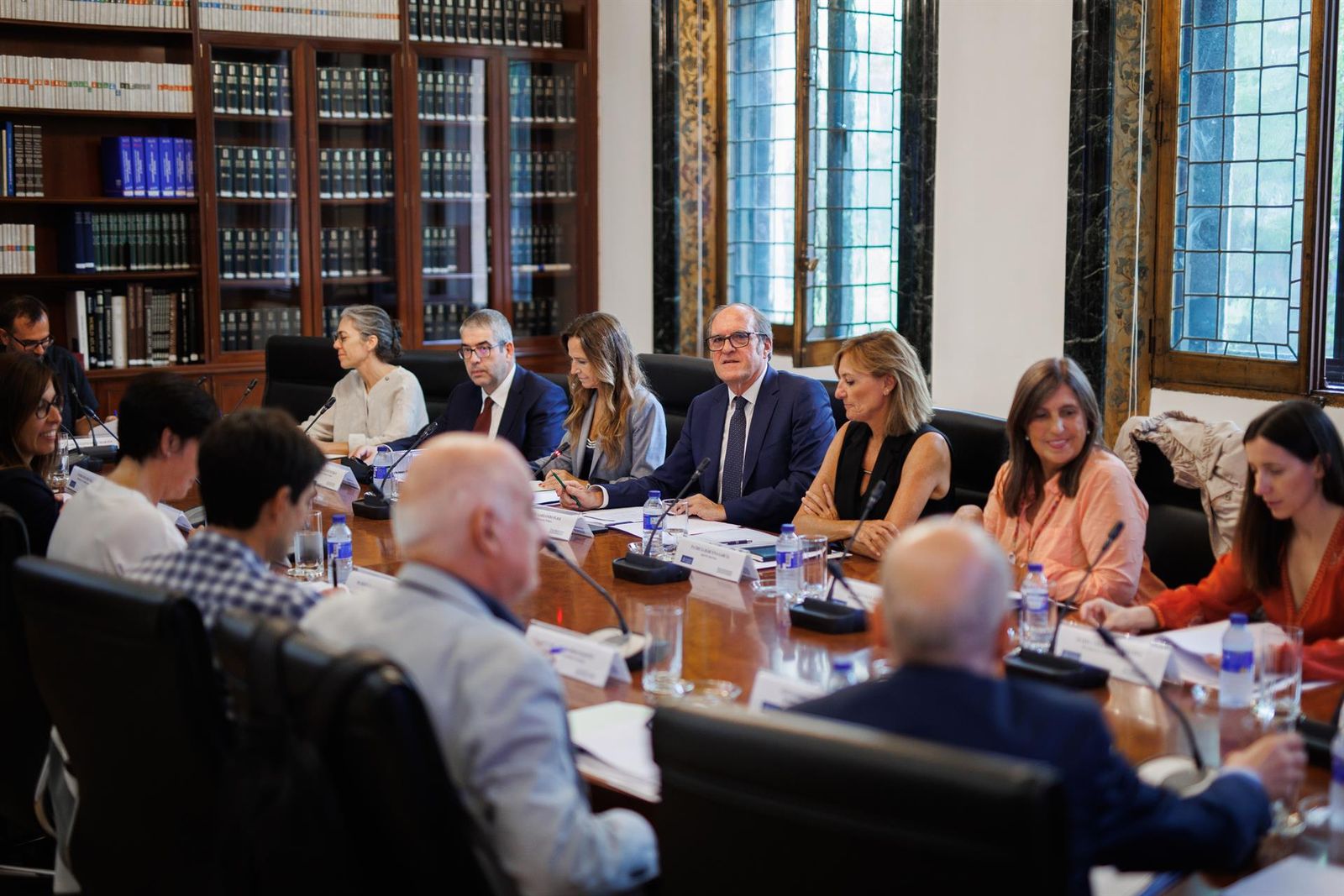 La adjunta Primera del Defensor, Teresa Jiménez Becerril (3i); el Defensor del Pueblo, Ángel Gabilondo (4i) y la adjunta Segunda al Defensor, Patricia Bárcena García (5i), al inicio de la reunión de la Comisión Aseso