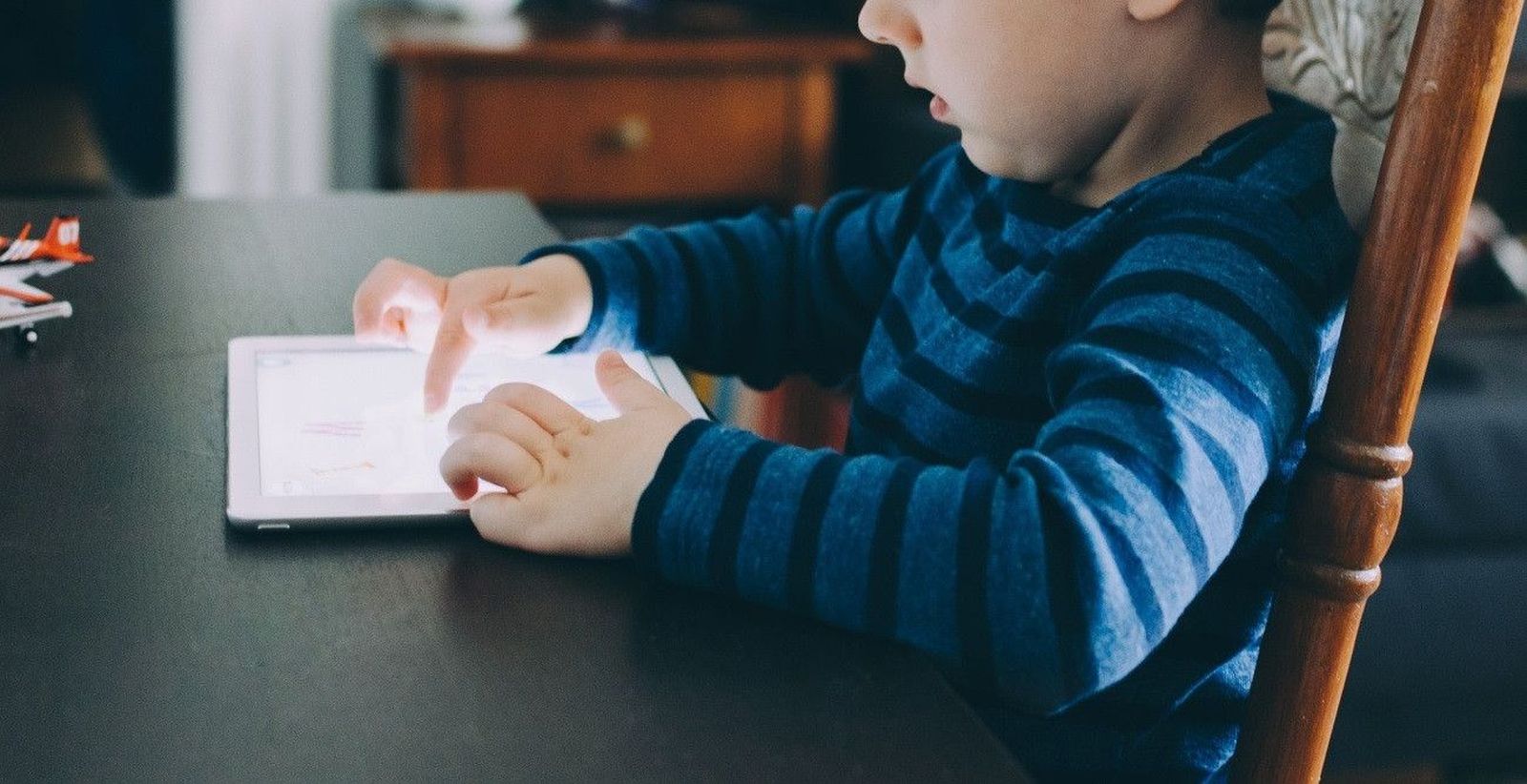 Niño con tablet. EP